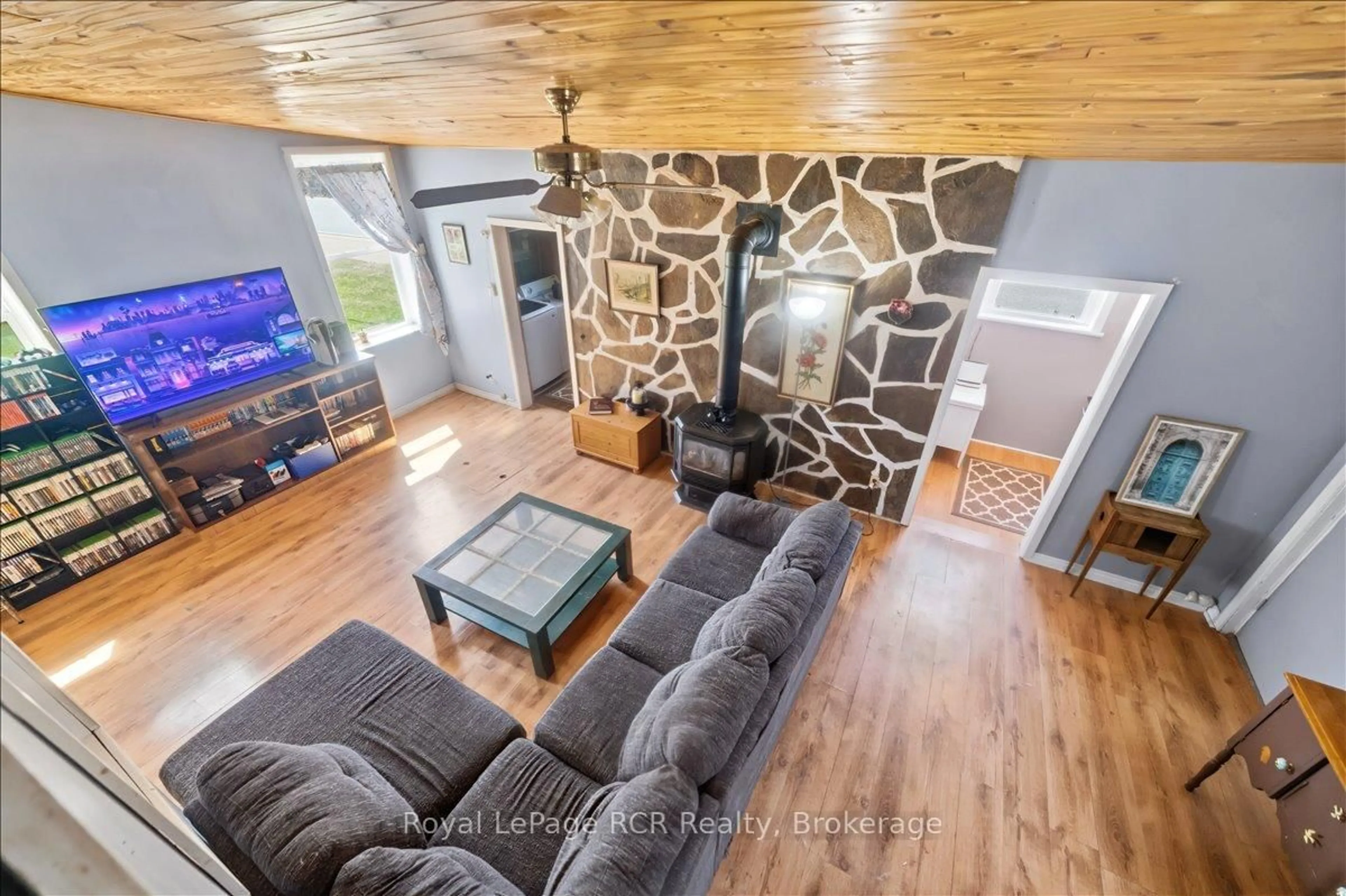 Living room with furniture, unknown for 718533 6 Highway, Georgian Bluffs Ontario N0H 2K0