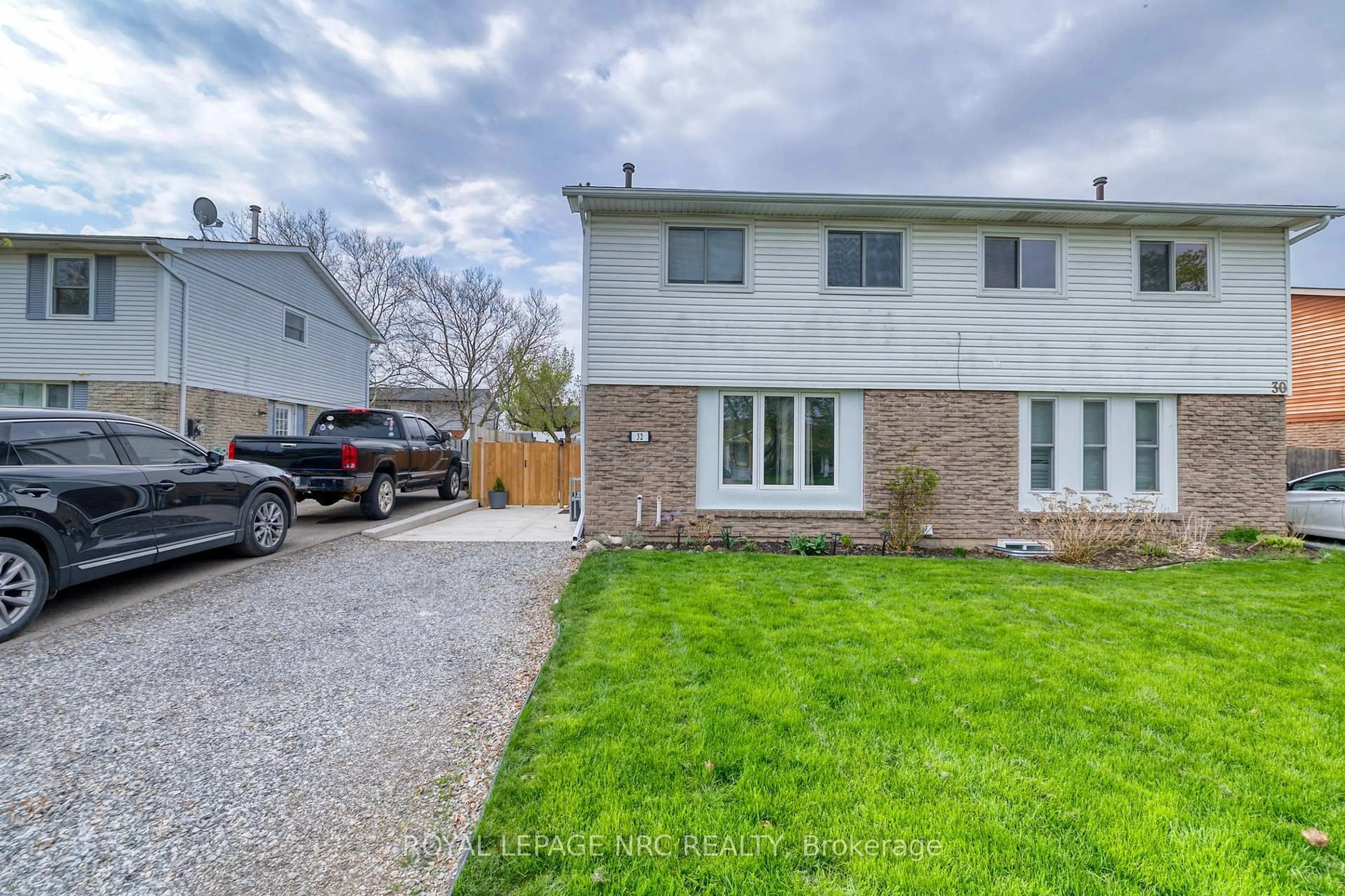 A pic from outside/outdoor area/front of a property/back of a property/a pic from drone, street for 32 Dianne Dr, St. Catharines Ontario L2P 3R7