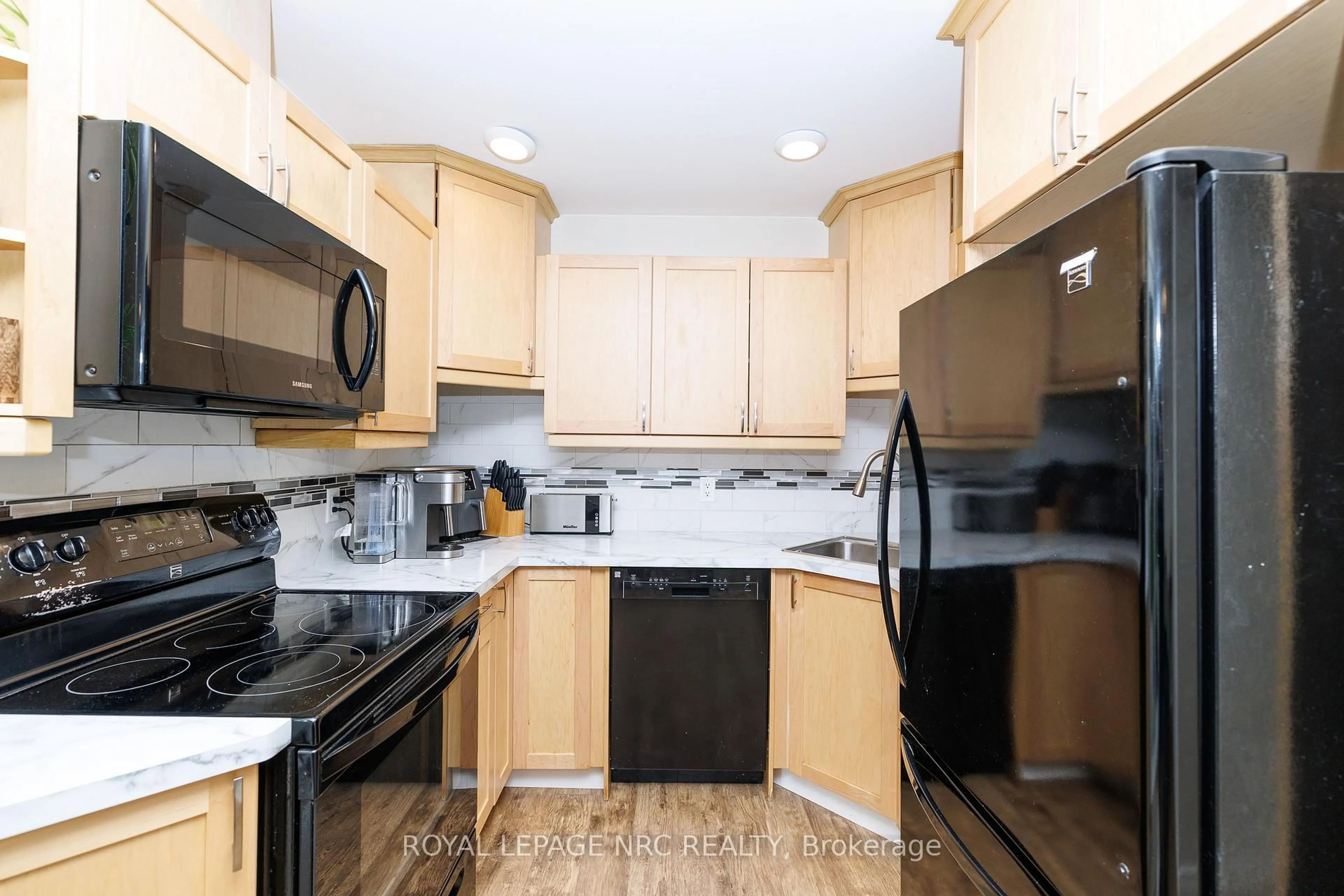 Standard kitchen, wood/laminate floor for 32 Dianne Dr, St. Catharines Ontario L2P 3R7
