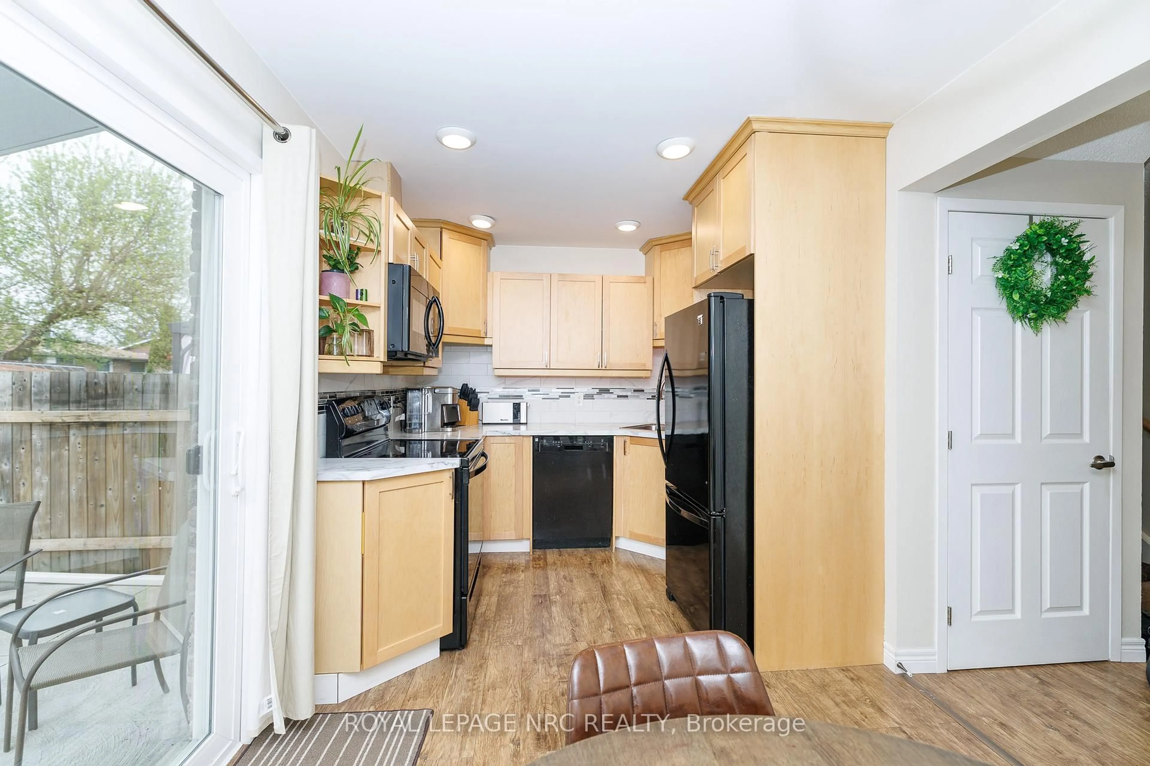 Standard kitchen, unknown for 32 Dianne Dr, St. Catharines Ontario L2P 3R7