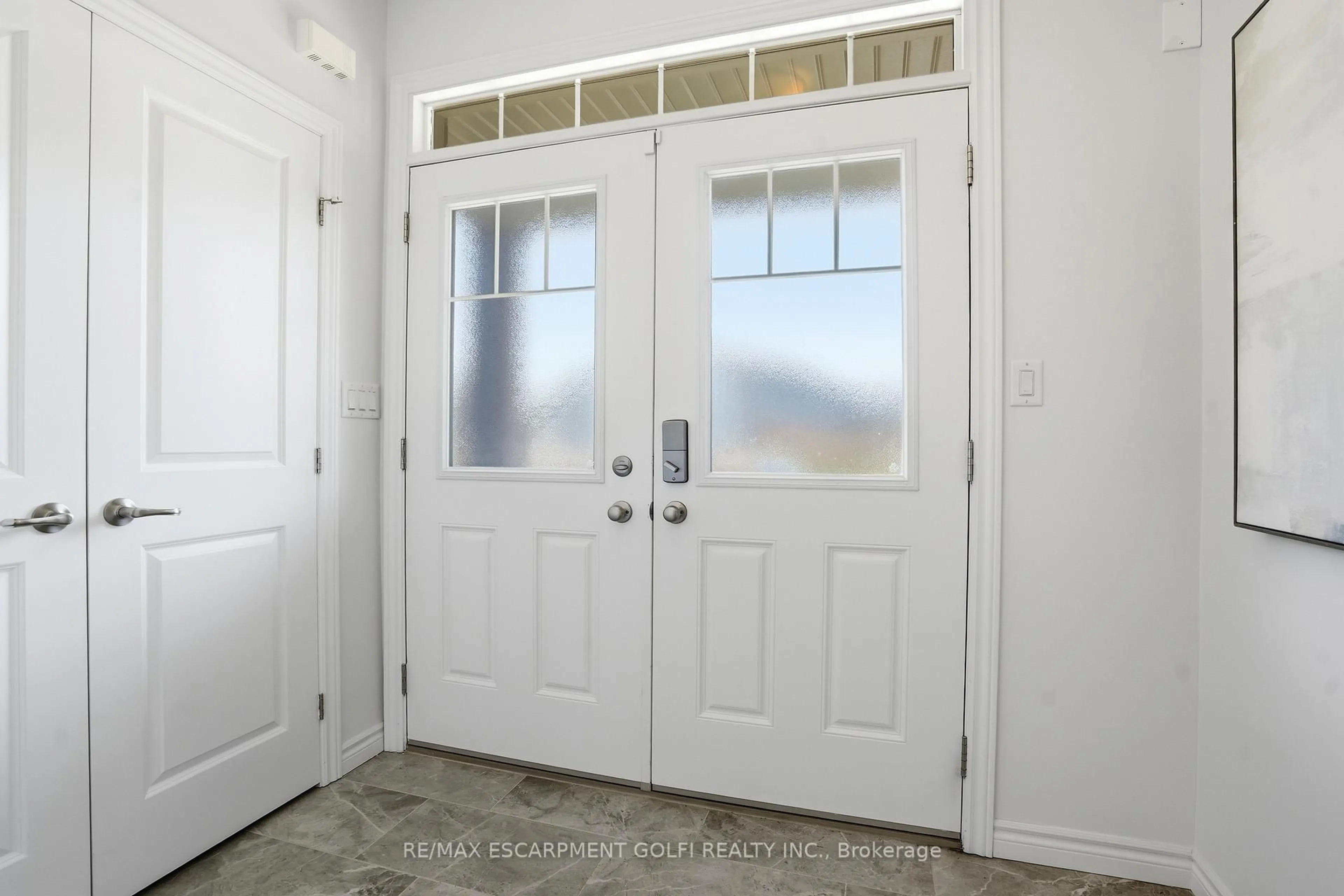Indoor entryway for 4087 Healing St, Lincoln Ontario L3J 0S3