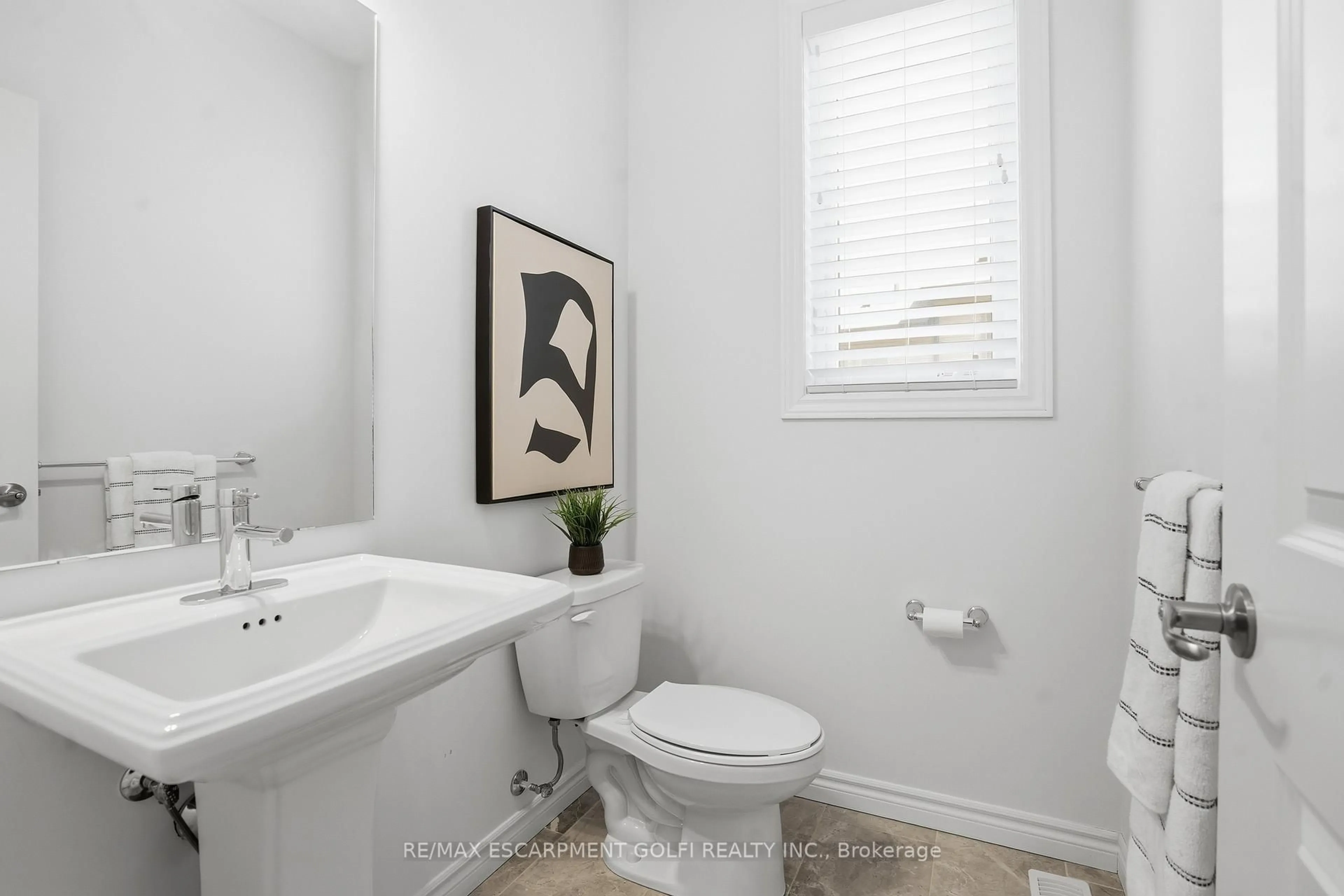 Standard bathroom, ceramic/tile floor for 4087 Healing St, Lincoln Ontario L3J 0S3