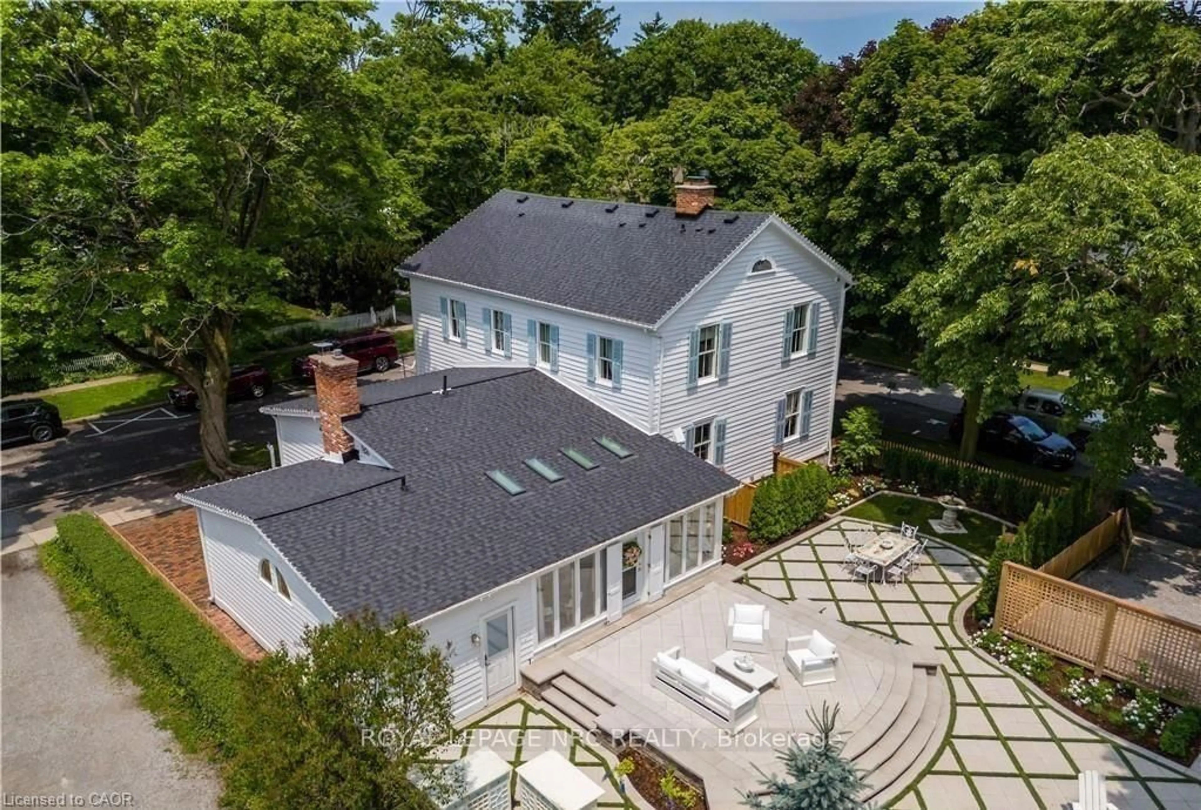 A pic from outside/outdoor area/front of a property/back of a property/a pic from drone, unknown for 94 PRIDEAUX St, Niagara-on-the-Lake Ontario L0S 1J0