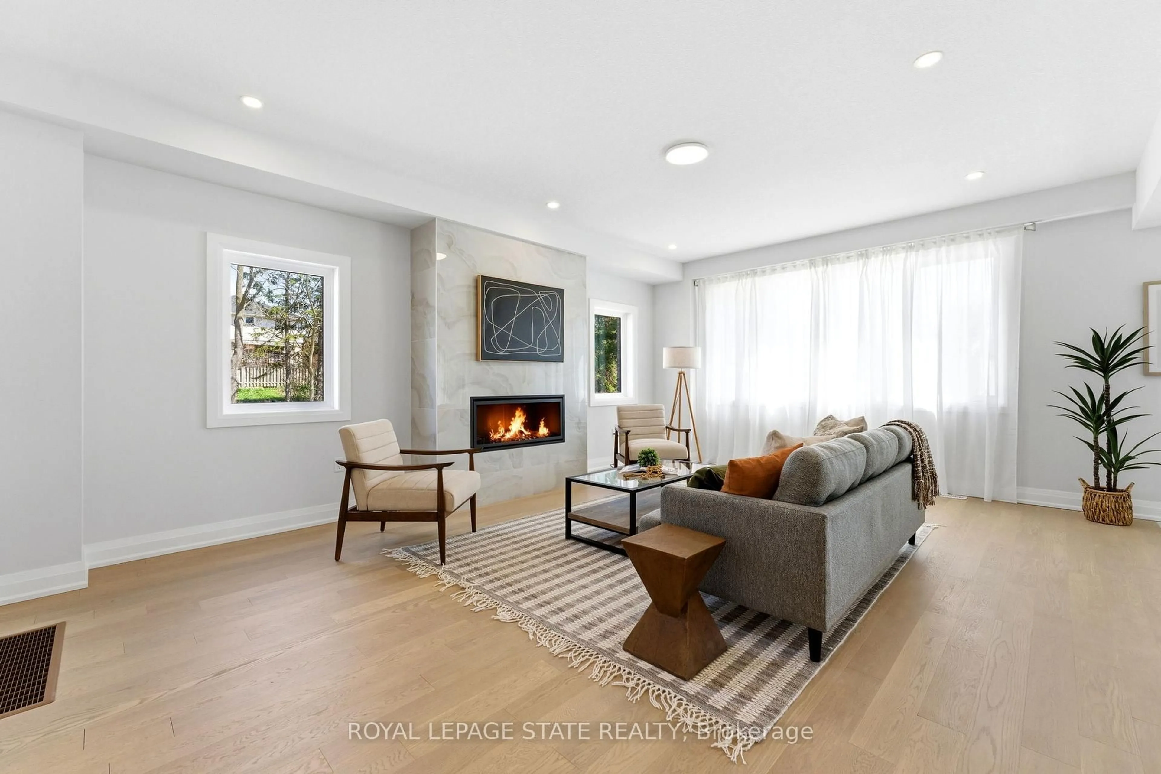 Living room with furniture, unknown for 23 Woodvalley Crt, Hamilton Ontario L9B 2S7