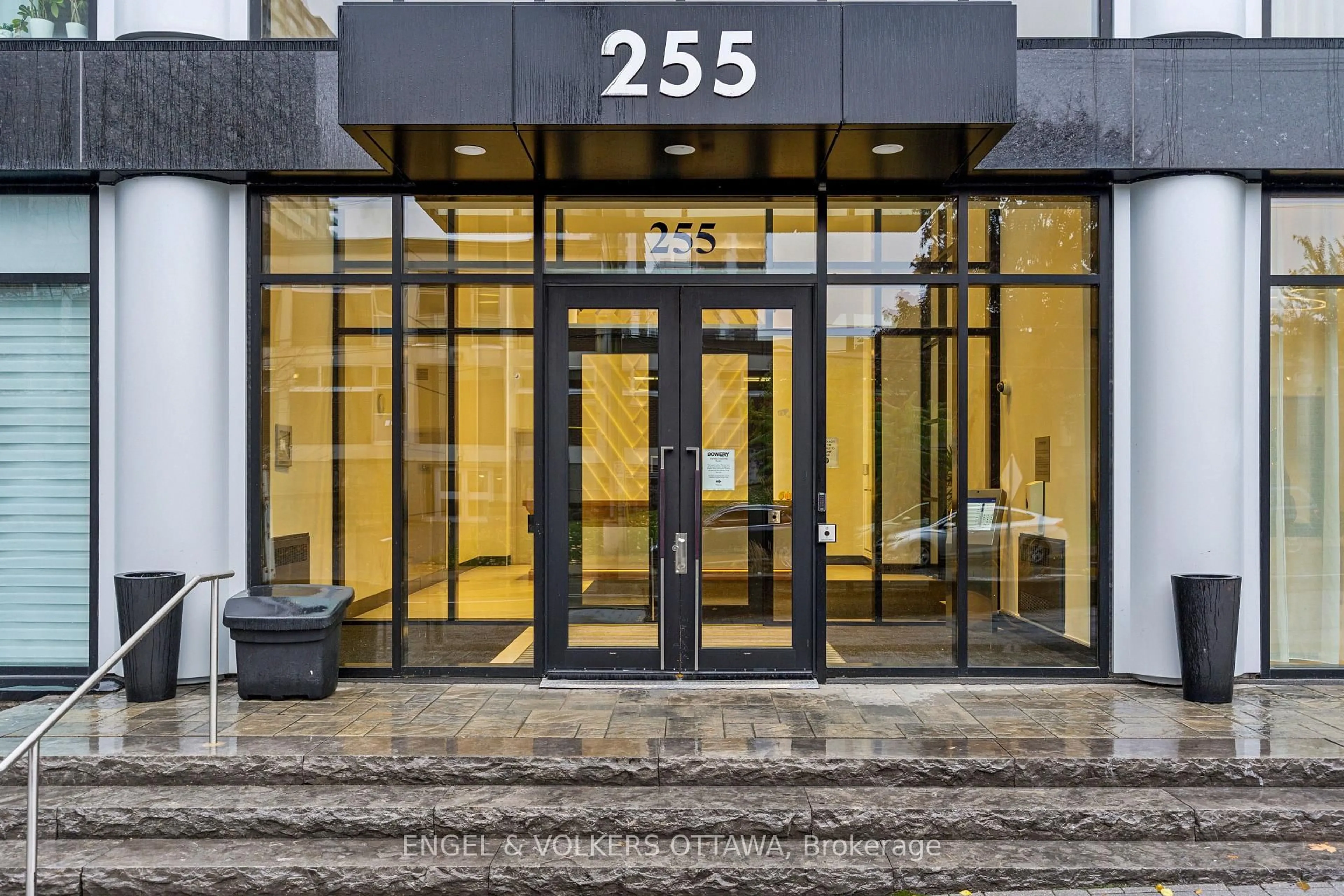 Indoor foyer for 255 Bay St #302, Ottawa Ontario K1R 0C5