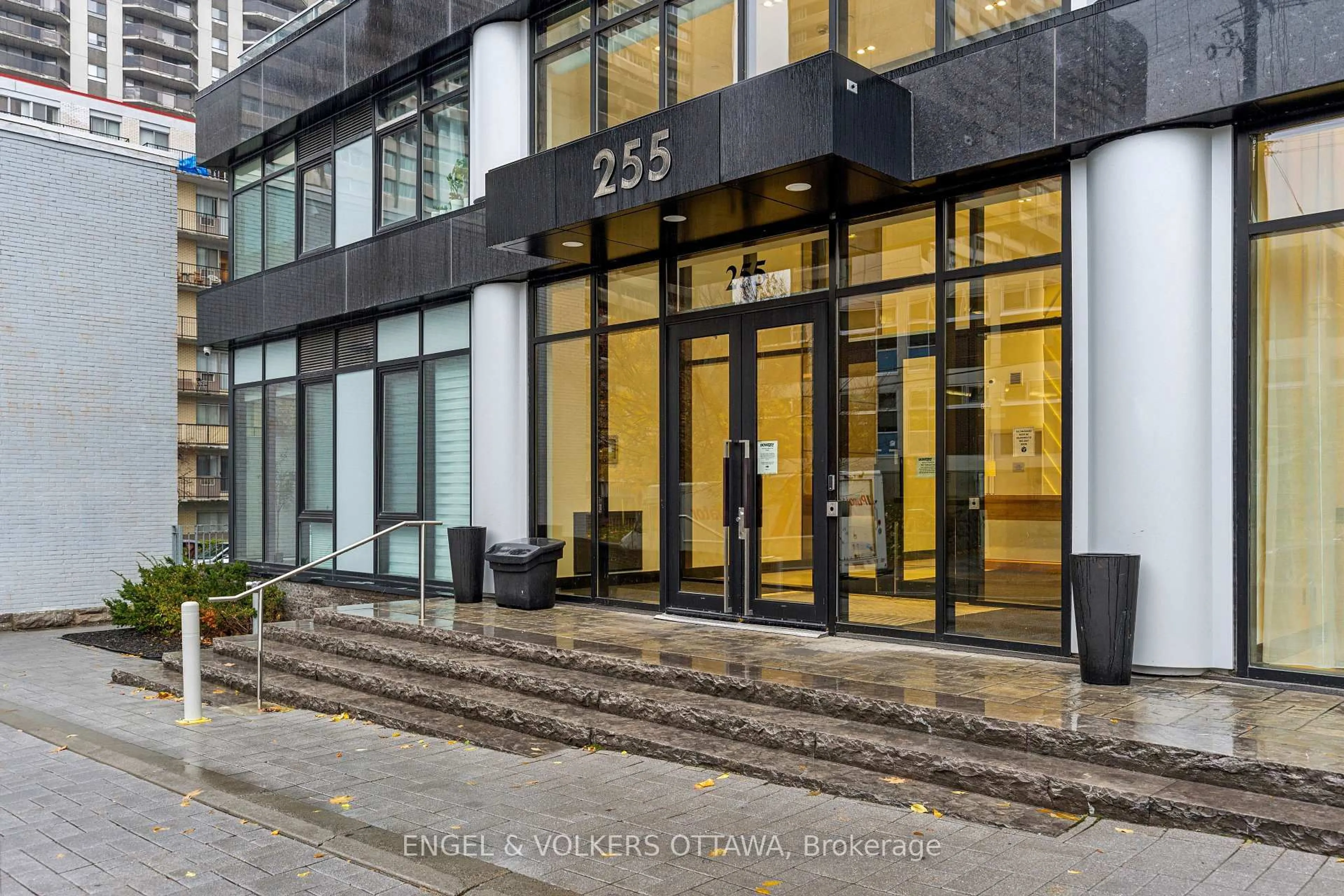 Indoor foyer for 255 Bay St #302, Ottawa Ontario K1R 0C5