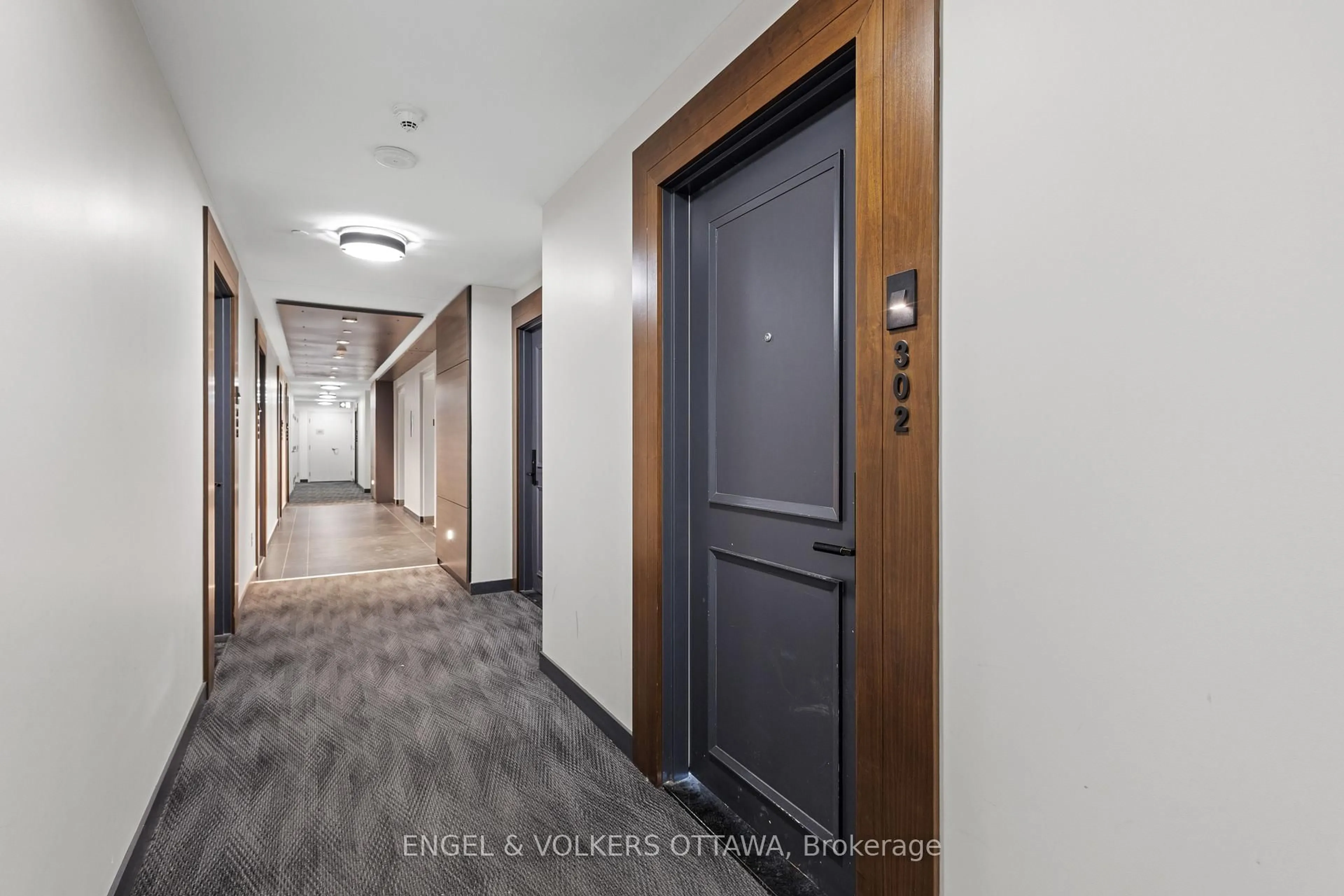 Indoor foyer for 255 Bay St #302, Ottawa Ontario K1R 0C5