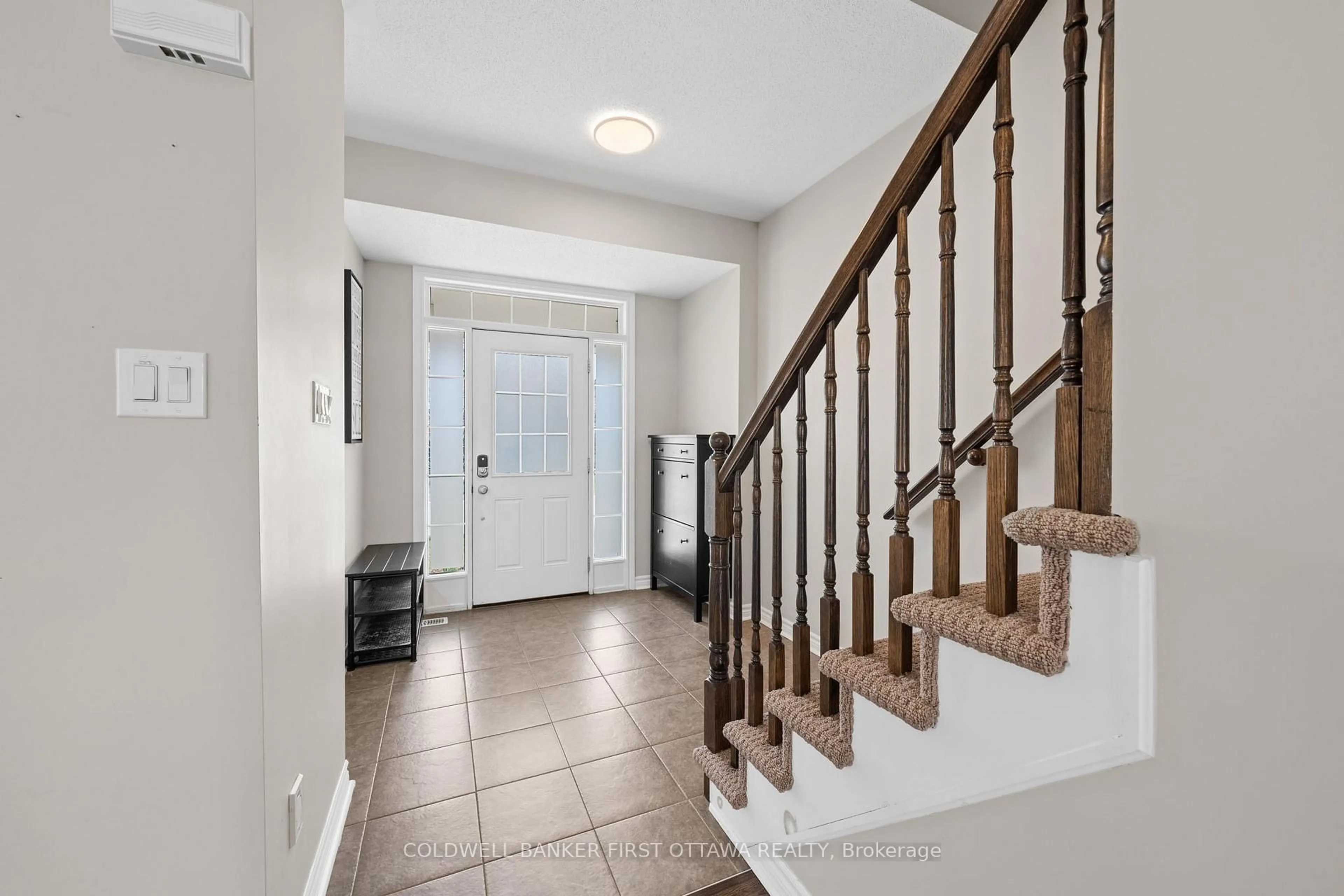 Indoor entryway for 2176 SUNSET COVE Circ, Ottawa Ontario K2J 0T9