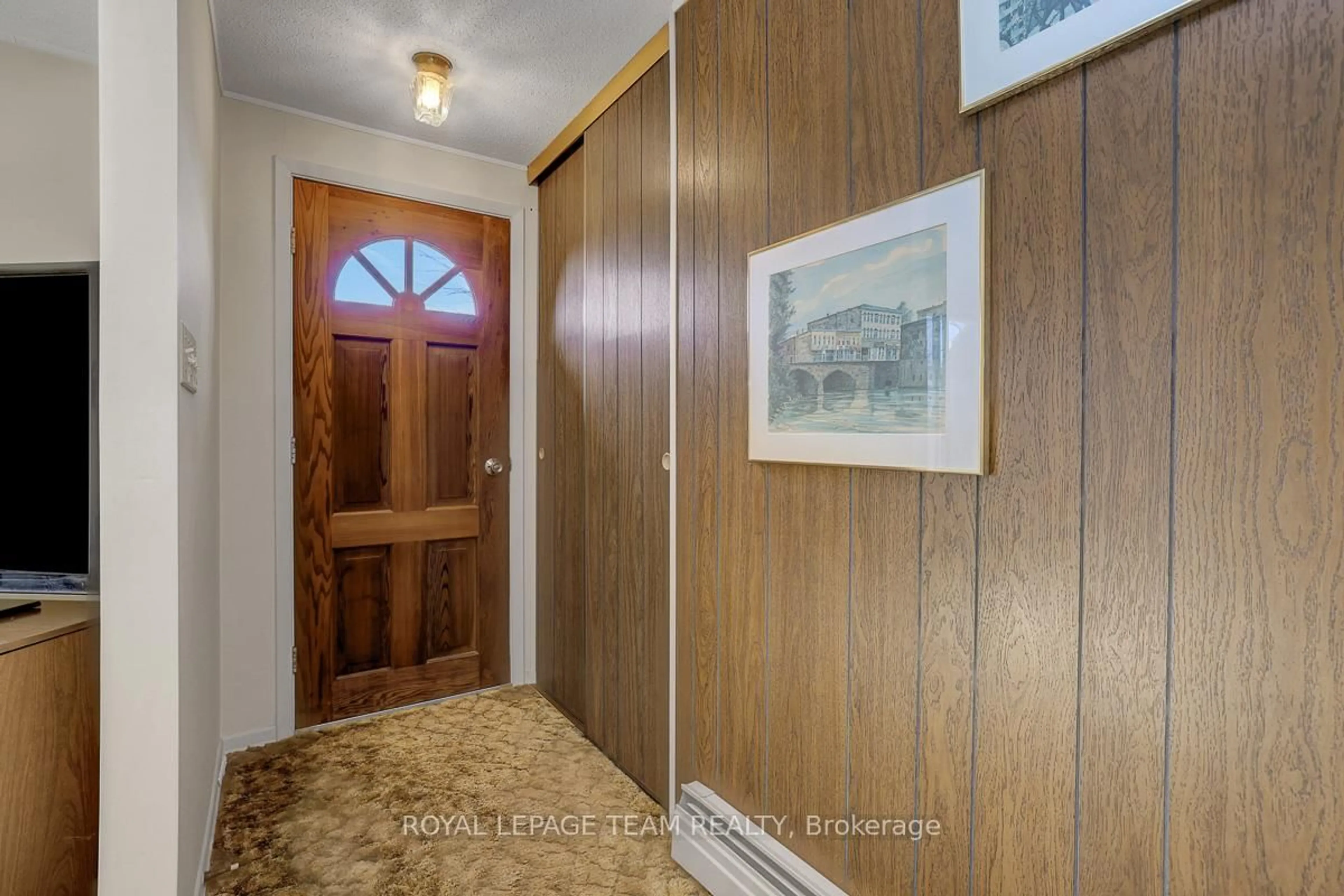 Indoor entryway for 5523 Mitch Owens Rd, Ottawa Ontario K1X 1C2