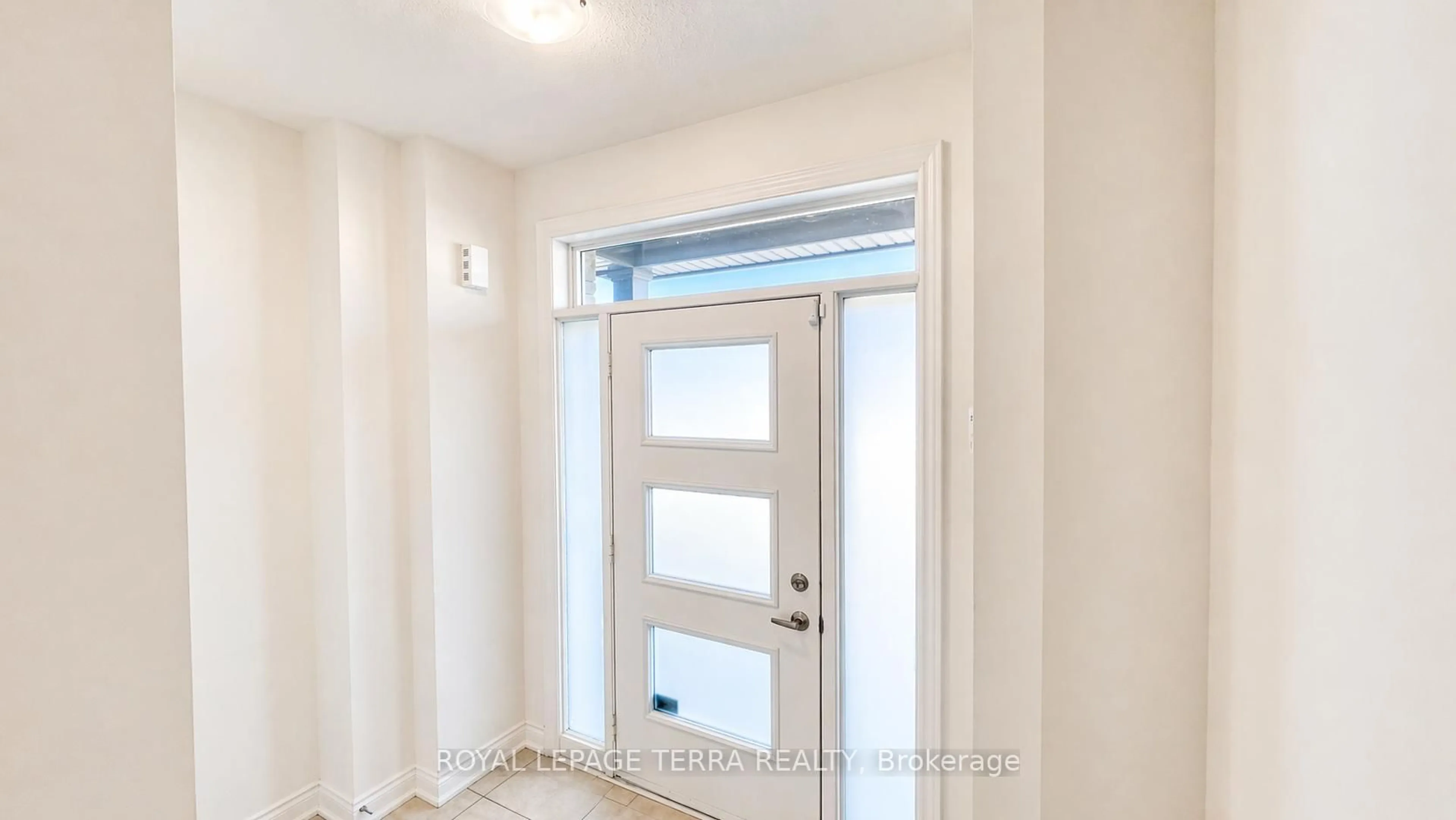 Indoor entryway for 144 Bloomfield Cres, Cambridge Ontario N1T 0G5