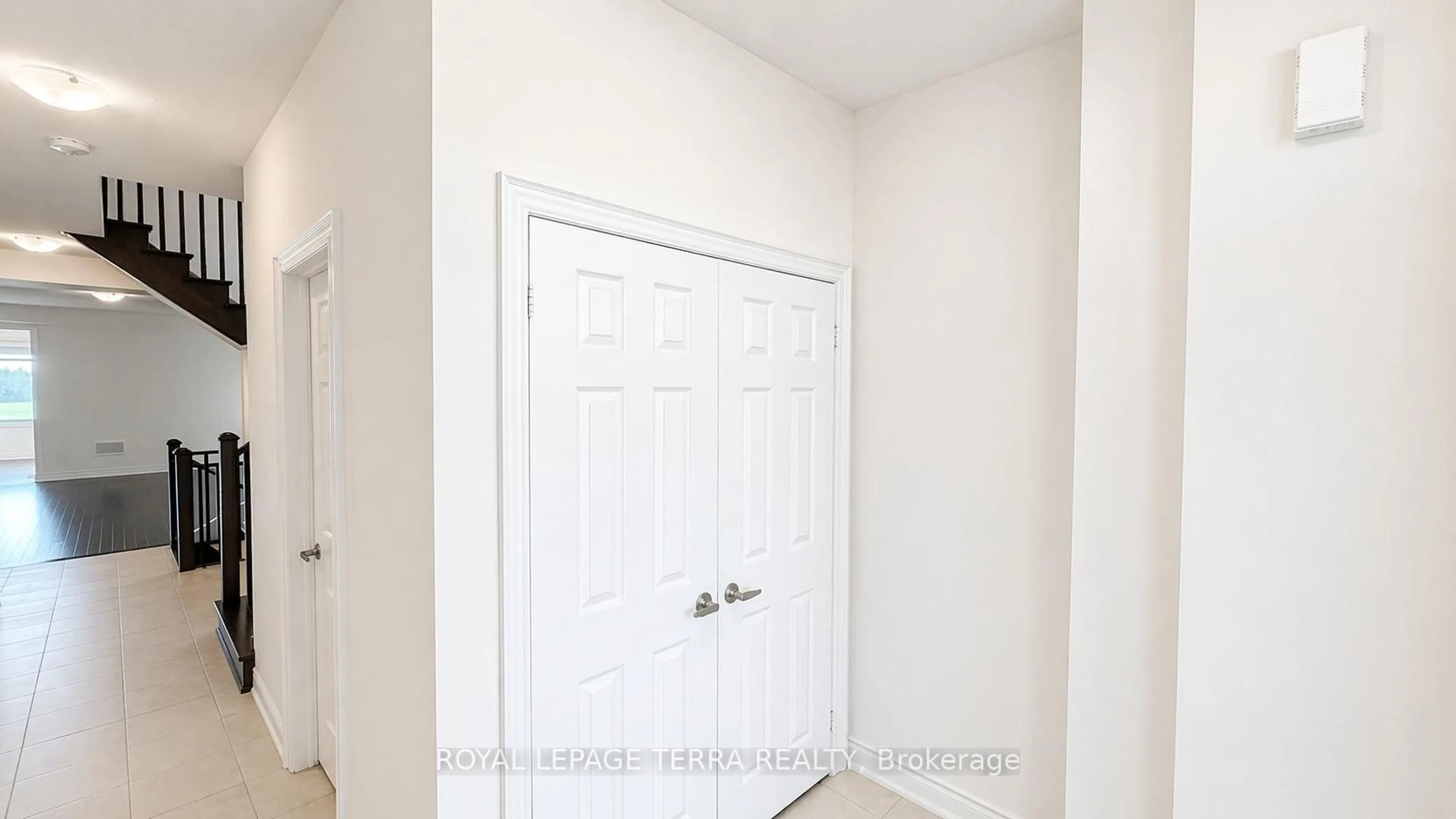 Indoor entryway for 144 Bloomfield Cres, Cambridge Ontario N1T 0G5