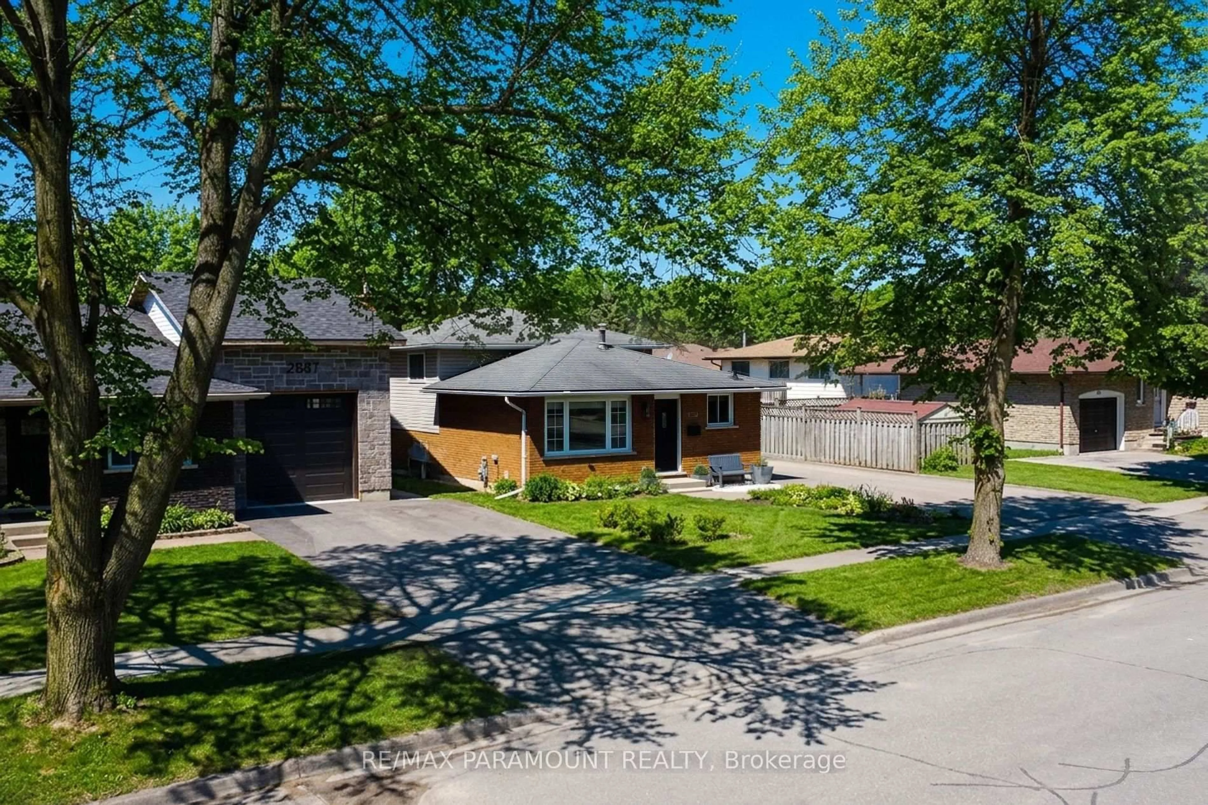 A pic from outside/outdoor area/front of a property/back of a property/a pic from drone, street for 2827 Fredonia Dr, Niagara Falls Ontario L2J 3M8
