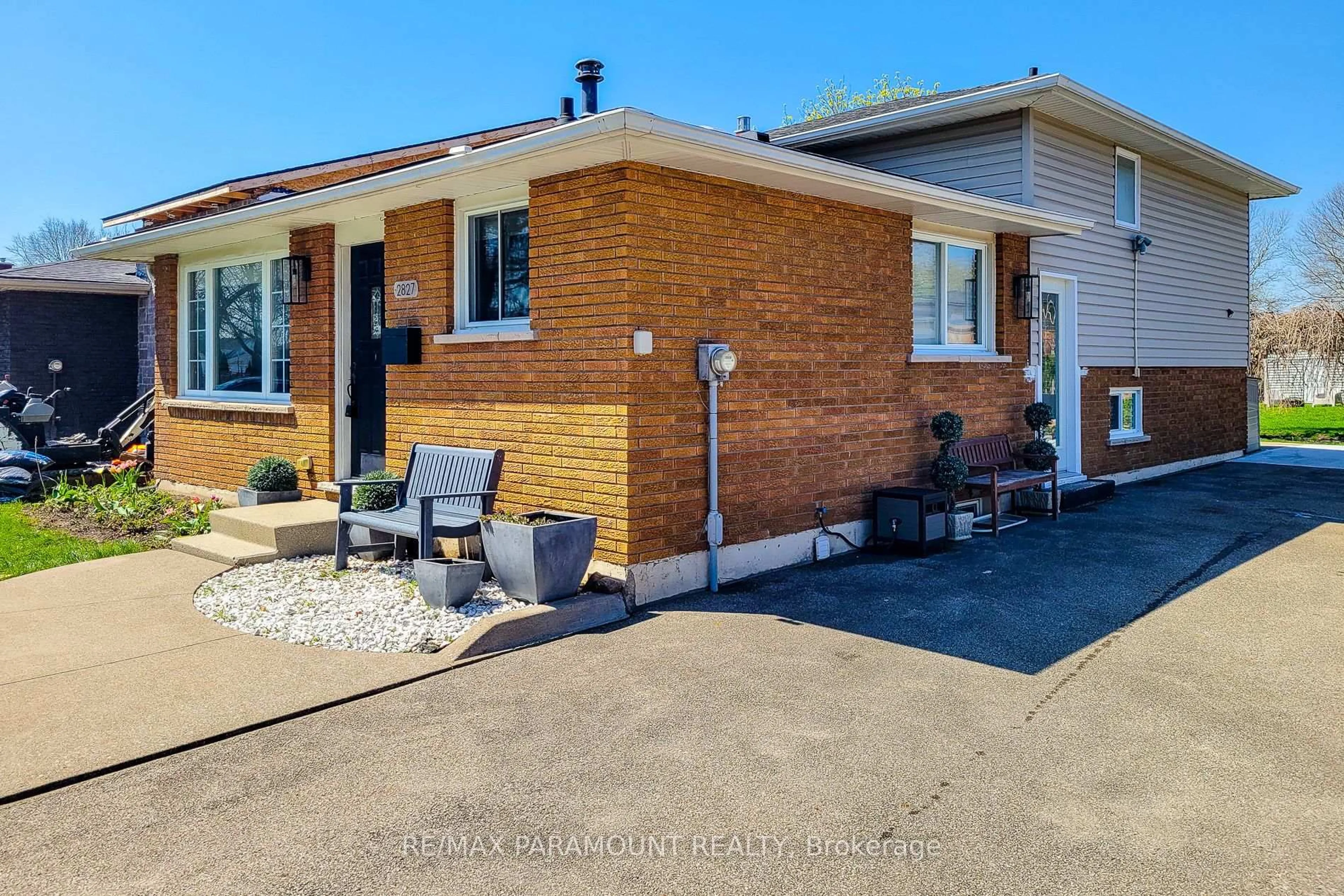 Home with brick exterior material, street for 2827 Fredonia Dr, Niagara Falls Ontario L2J 3M8