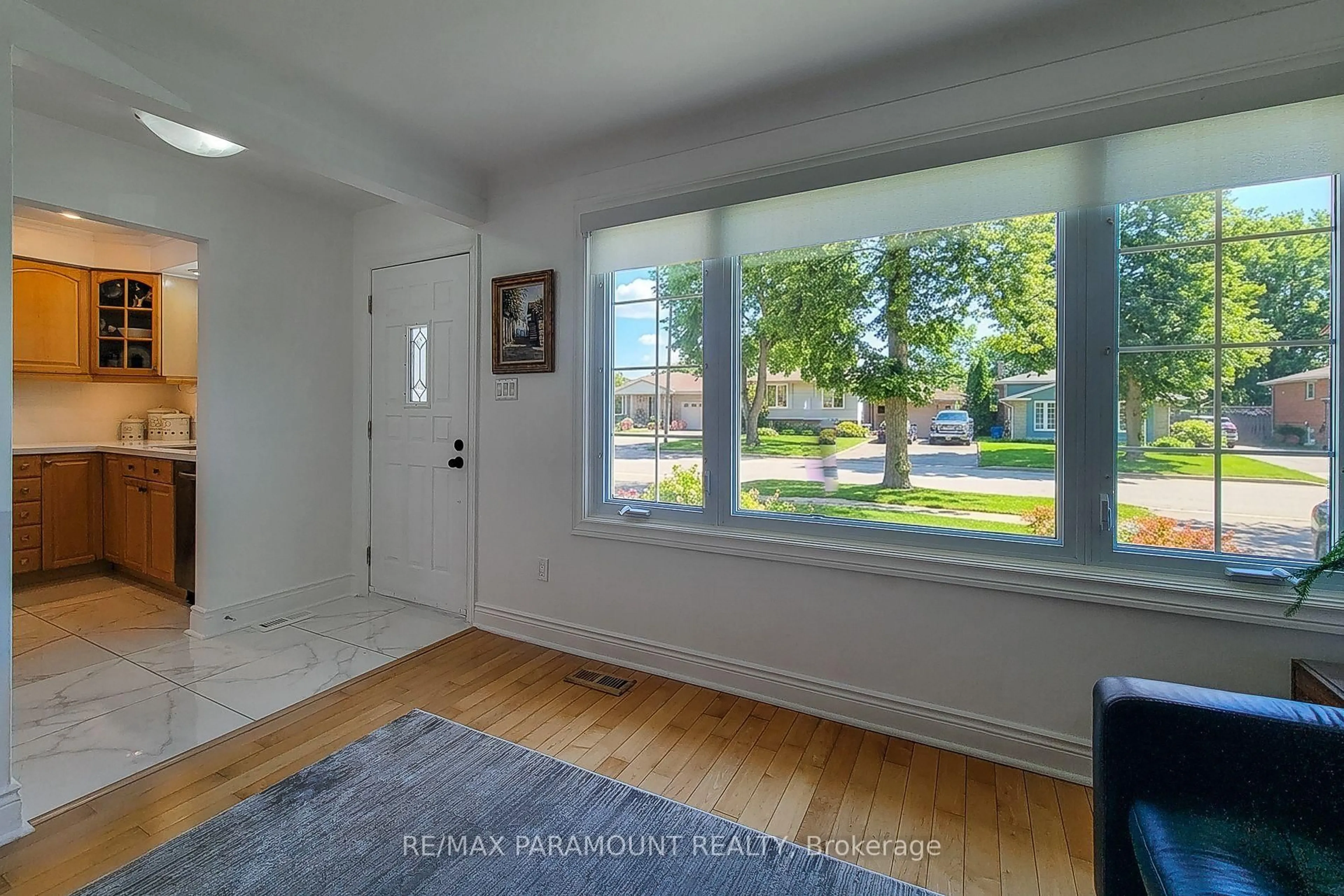 Indoor entryway for 2827 Fredonia Dr, Niagara Falls Ontario L2J 3M8
