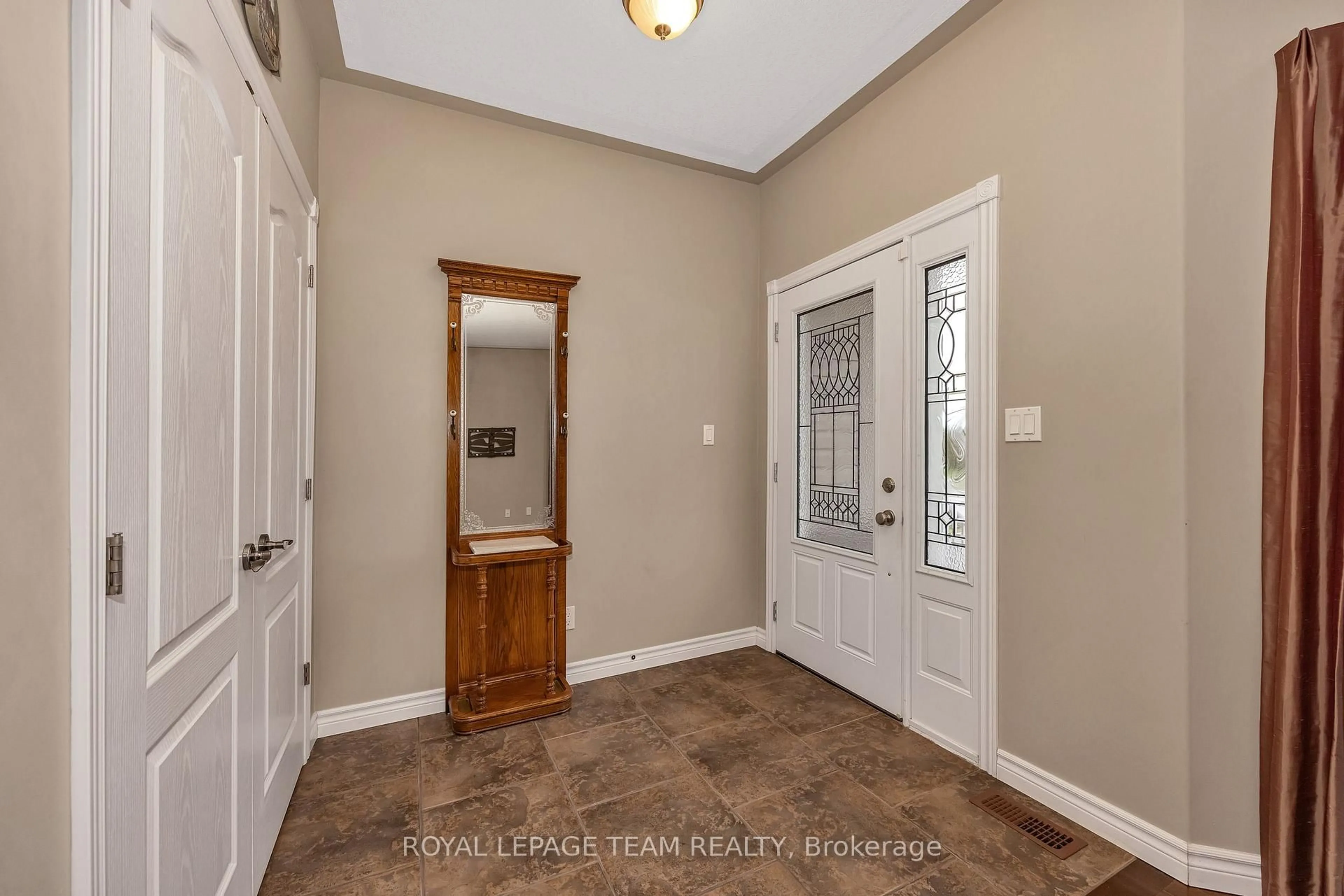 Indoor entryway for 2 Westerra Way, North Grenville Ontario K0G 1J0