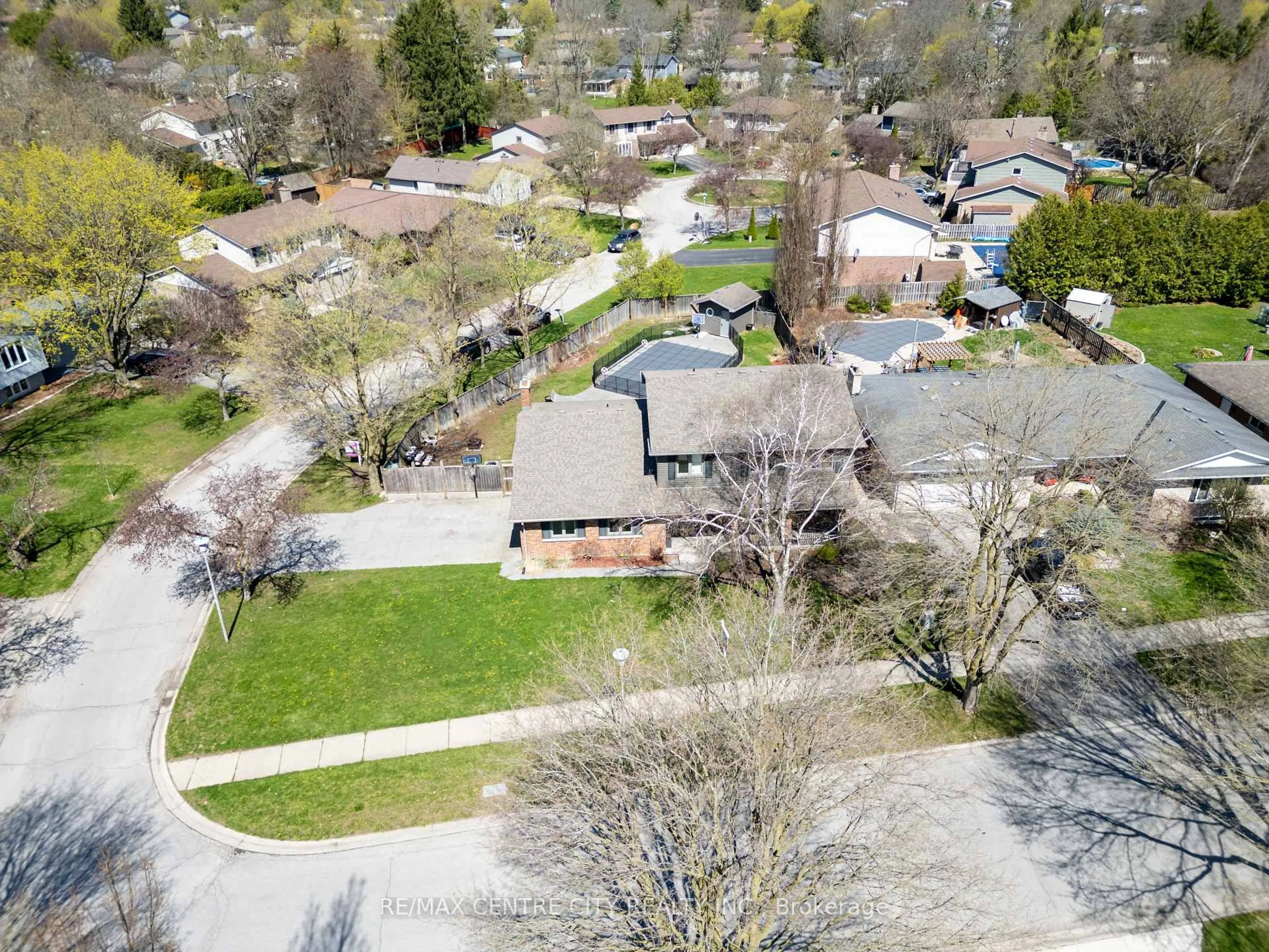 A pic from outside/outdoor area/front of a property/back of a property/a pic from drone, street for 45 Chaucer Rd, London South Ontario N6K 1V4