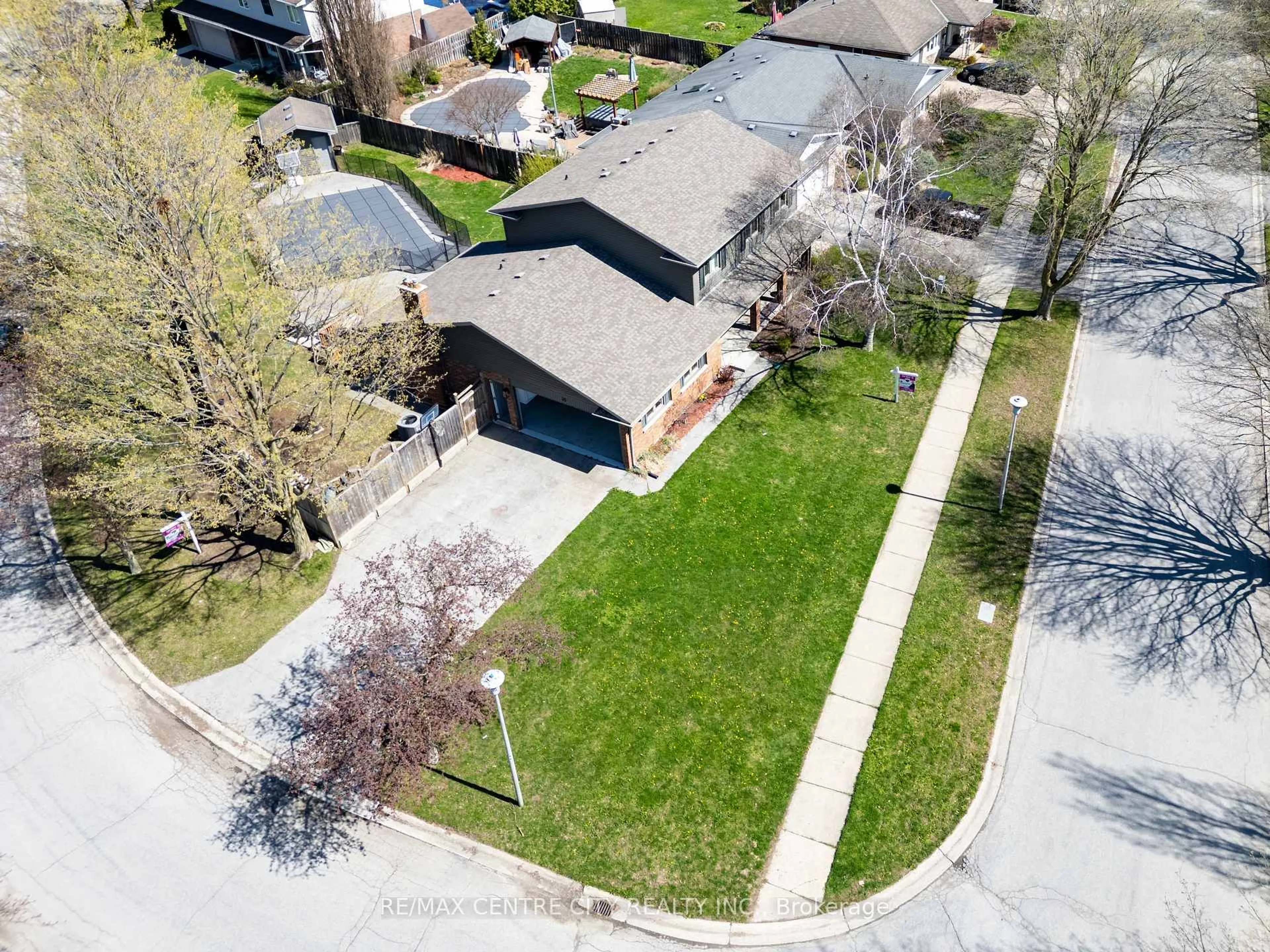 A pic from outside/outdoor area/front of a property/back of a property/a pic from drone, street for 45 Chaucer Rd, London South Ontario N6K 1V4