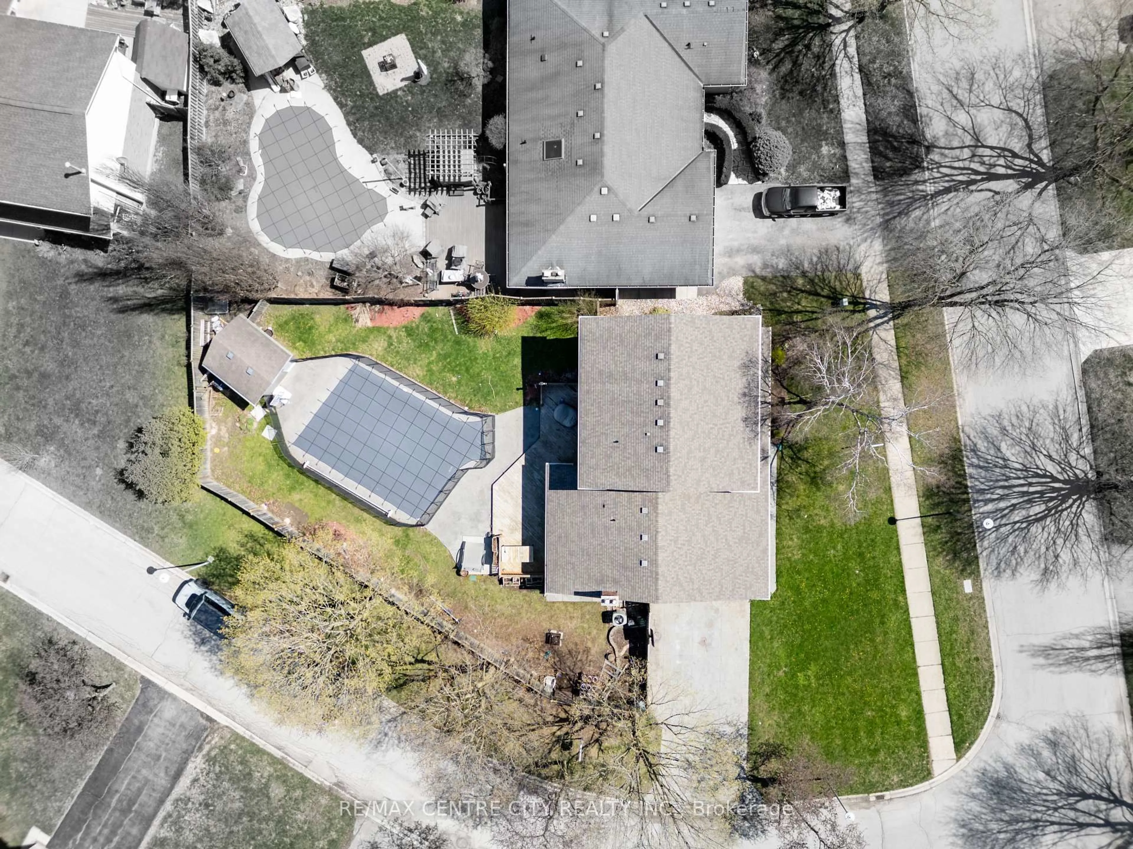 A pic from outside/outdoor area/front of a property/back of a property/a pic from drone, street for 45 Chaucer Rd, London South Ontario N6K 1V4