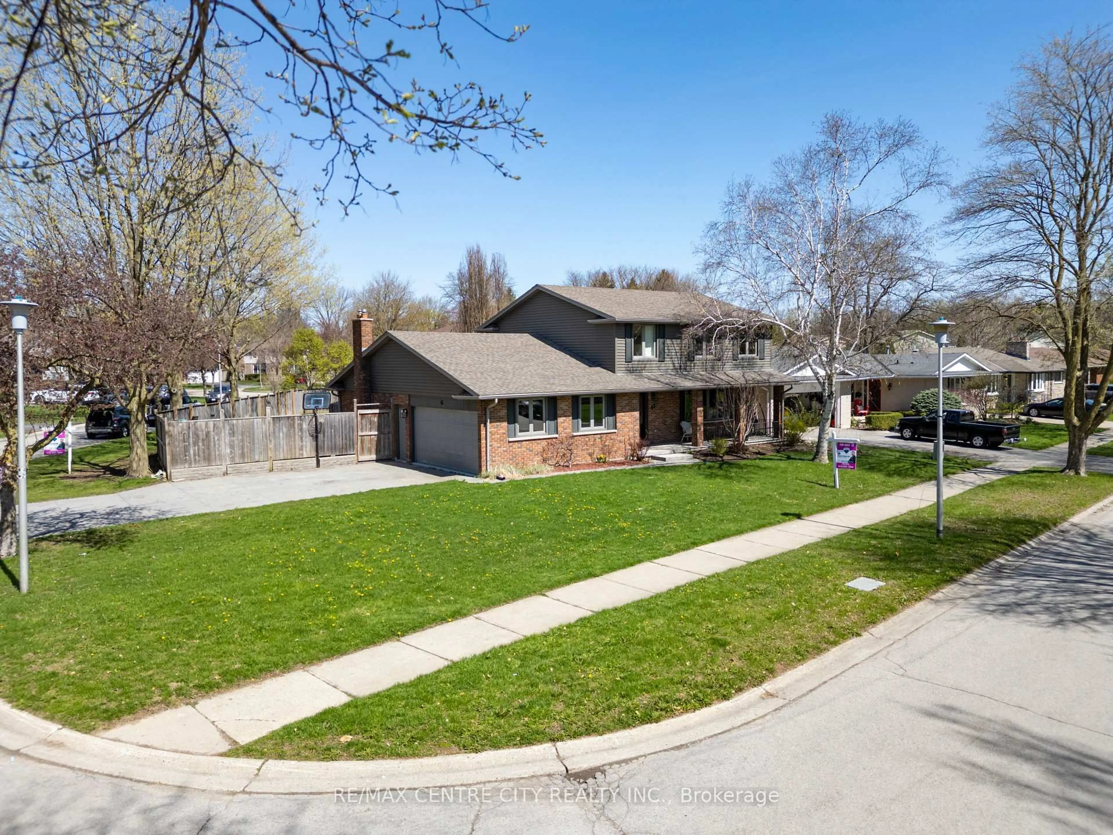A pic from outside/outdoor area/front of a property/back of a property/a pic from drone, street for 45 Chaucer Rd, London South Ontario N6K 1V4