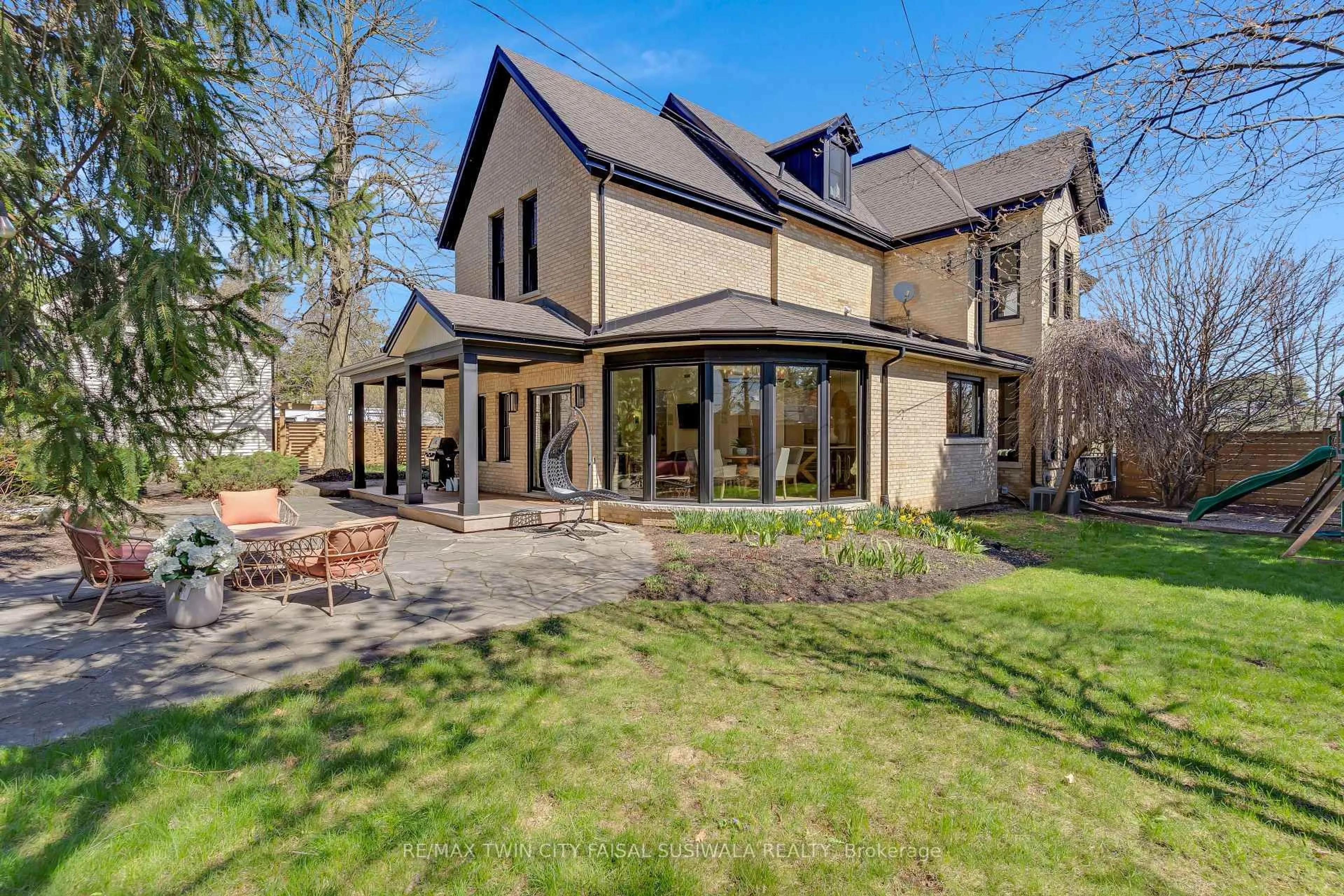 Unknown for 24 Park Ave, Cambridge Ontario N1S 2S2