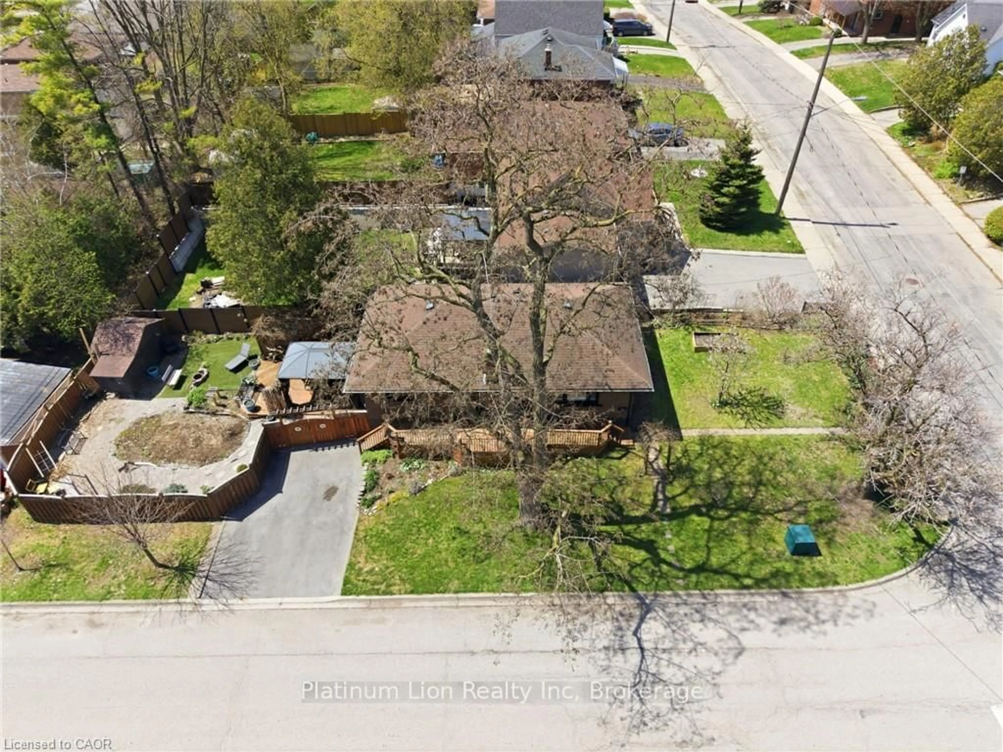 A pic from outside/outdoor area/front of a property/back of a property/a pic from drone, street for 393 Nelson St, Brantford Ontario N3S 4E6