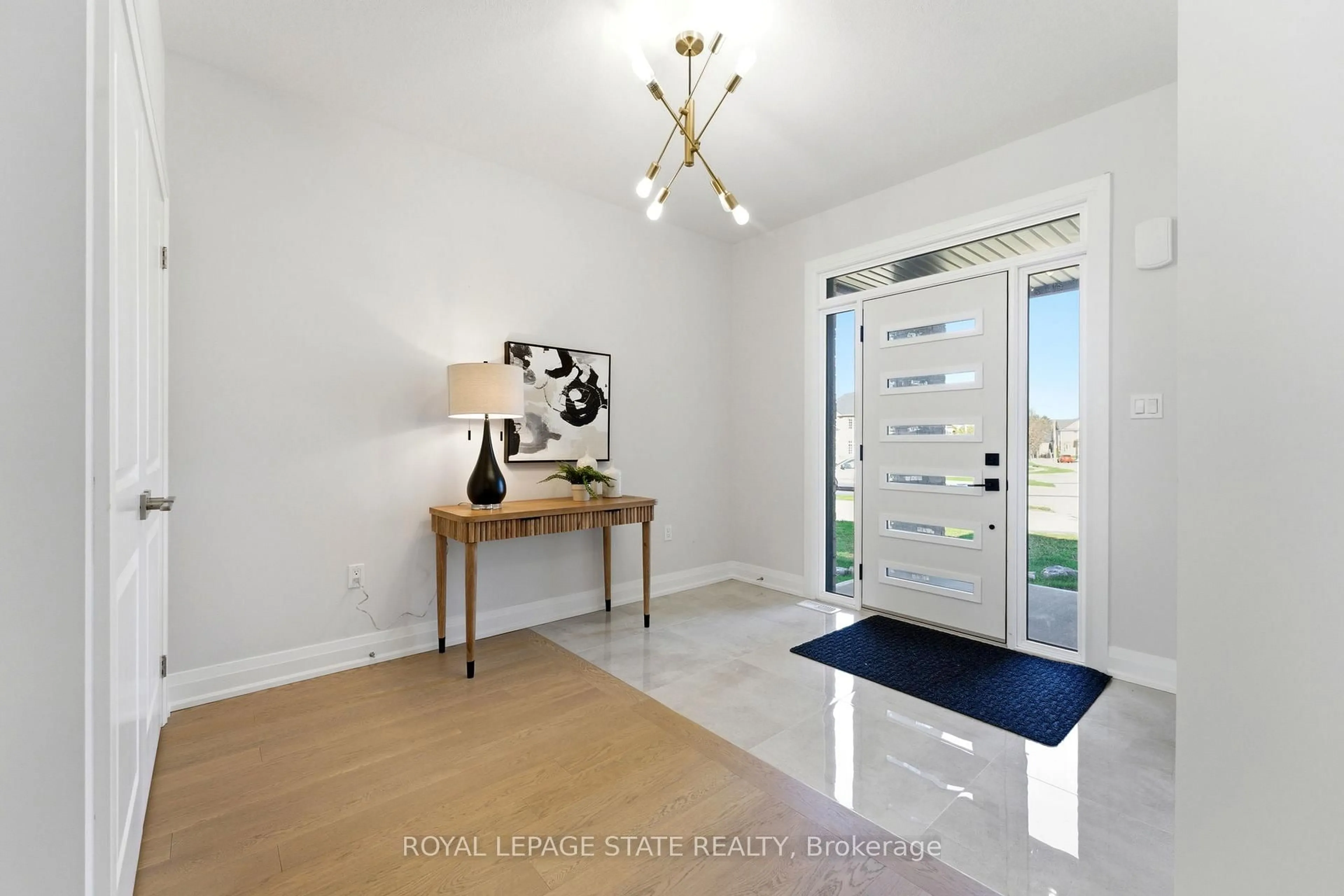 Indoor entryway for 19 Woodvalley Crt, Hamilton Ontario L9B 2S7