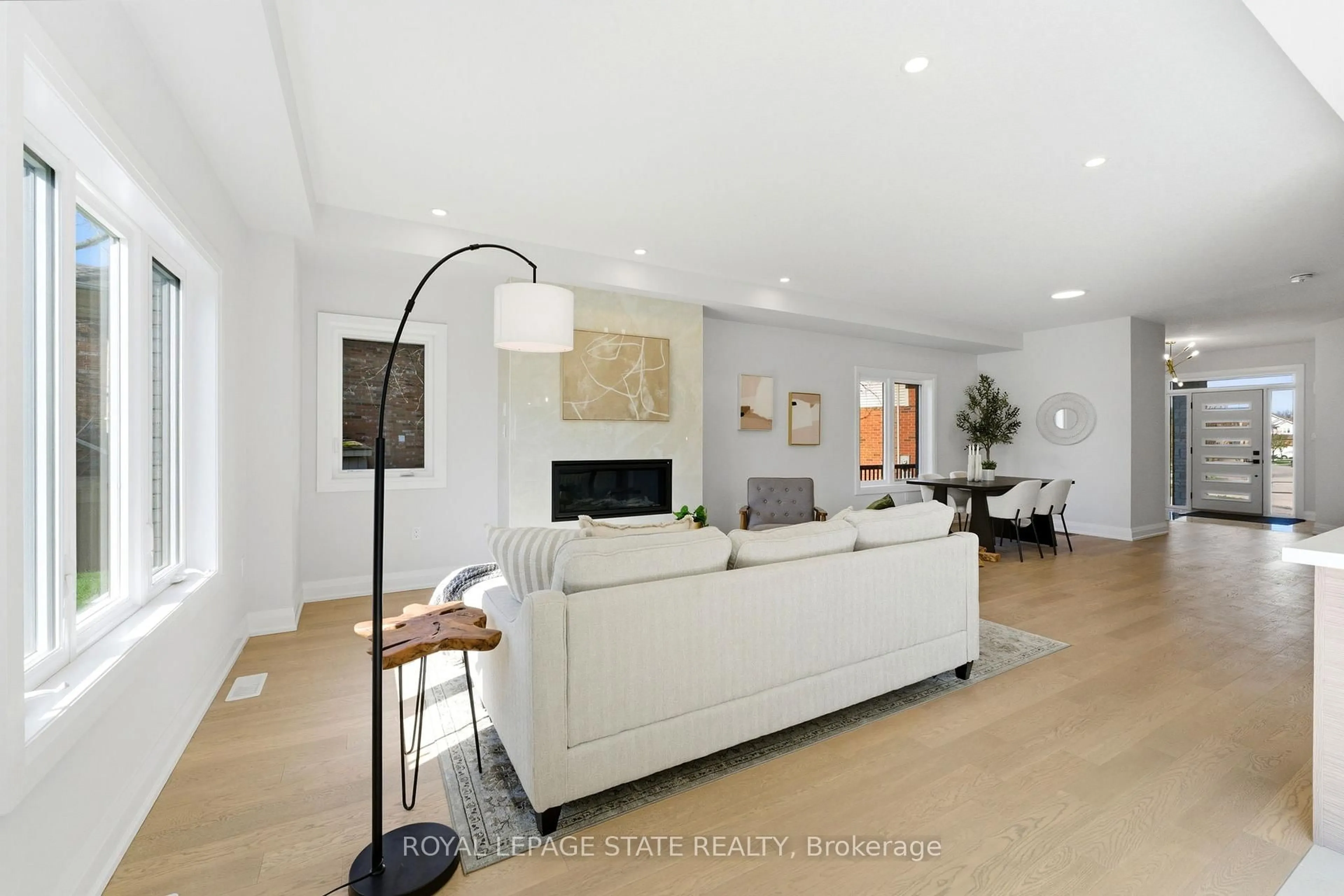 Living room with furniture, unknown for 19 Woodvalley Crt, Hamilton Ontario L9B 2S7