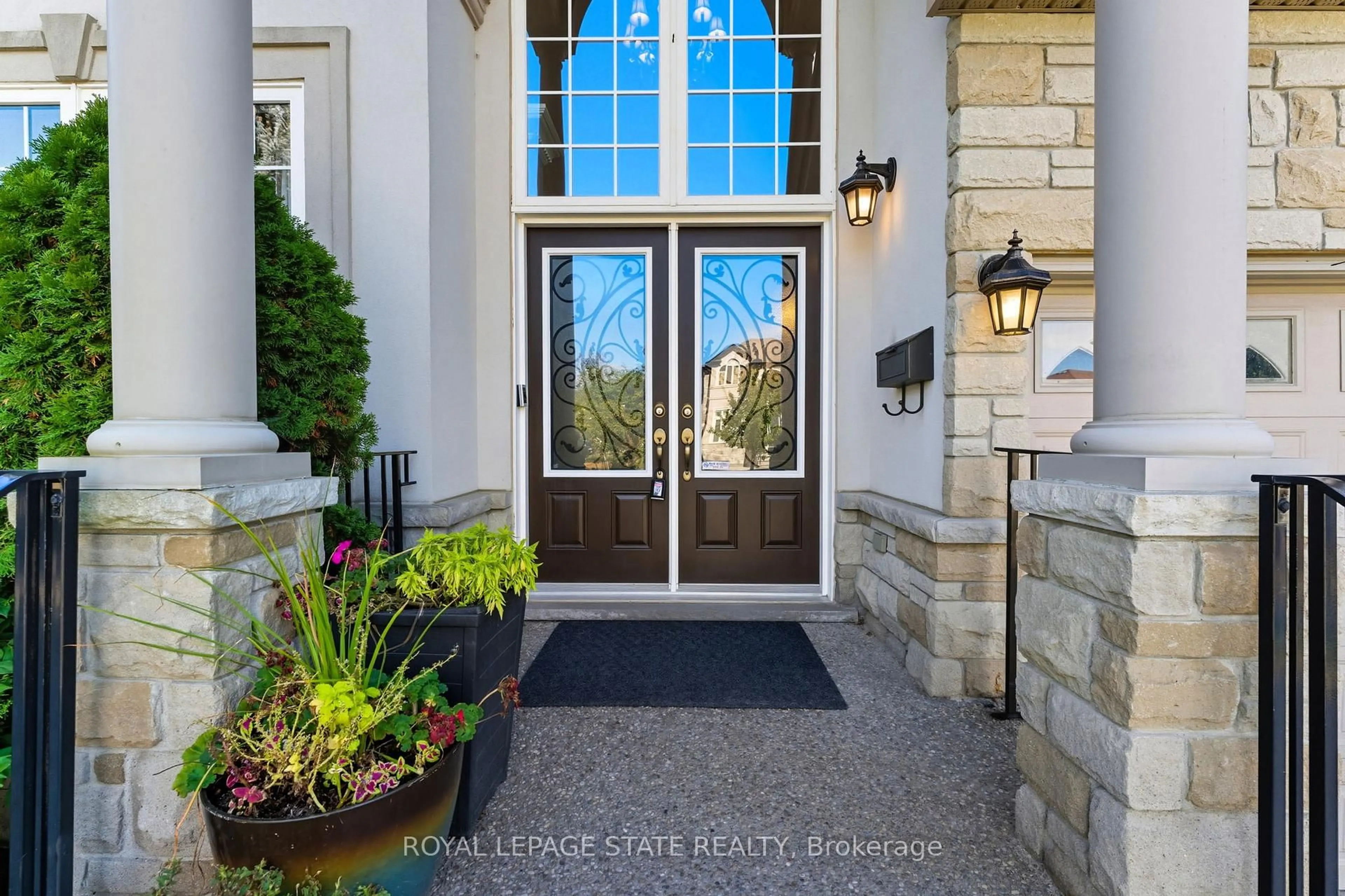 Indoor entryway for 20 Lorupe Crt, Hamilton Ontario L9G 0C8