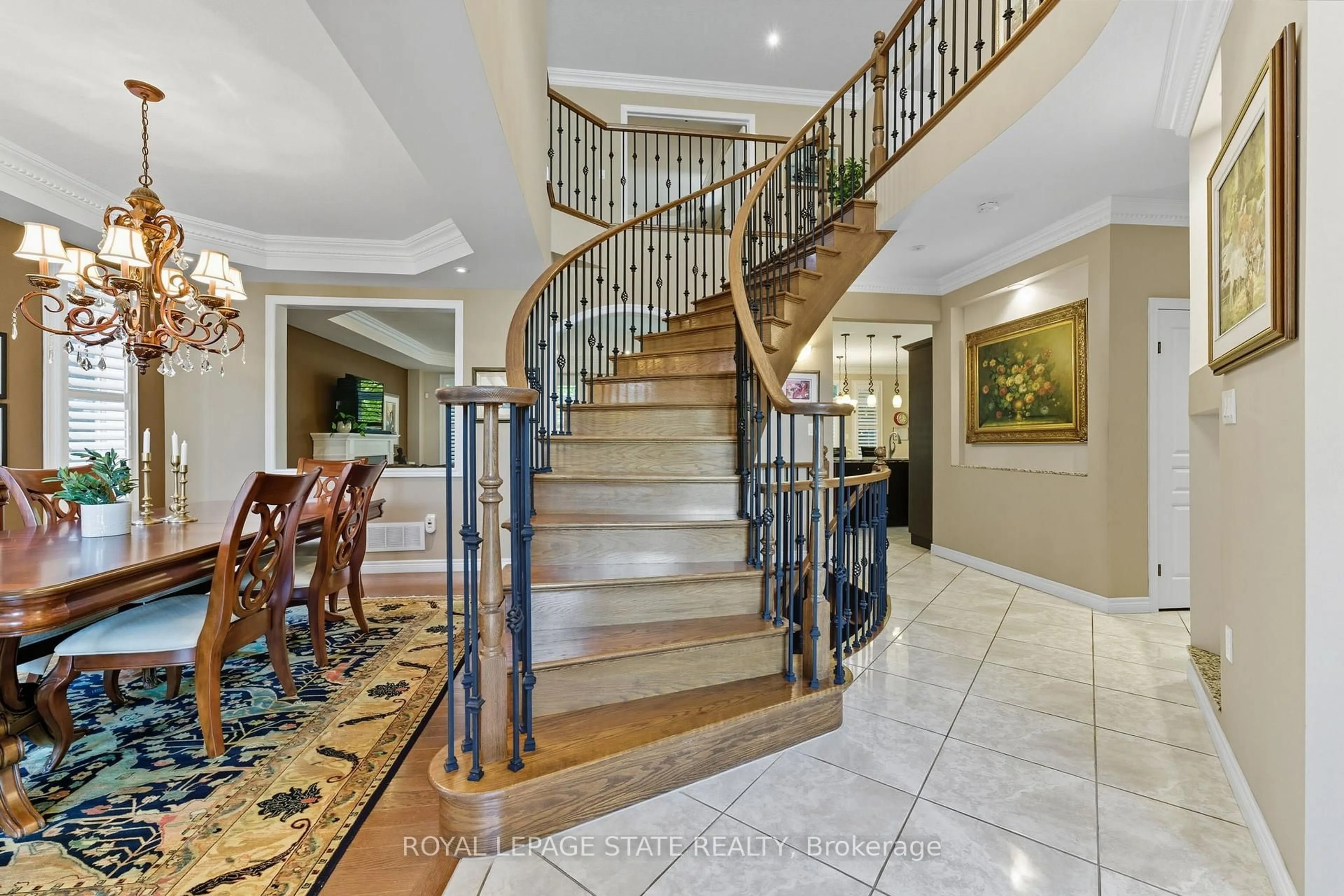 Indoor foyer for 20 Lorupe Crt, Hamilton Ontario L9G 0C8