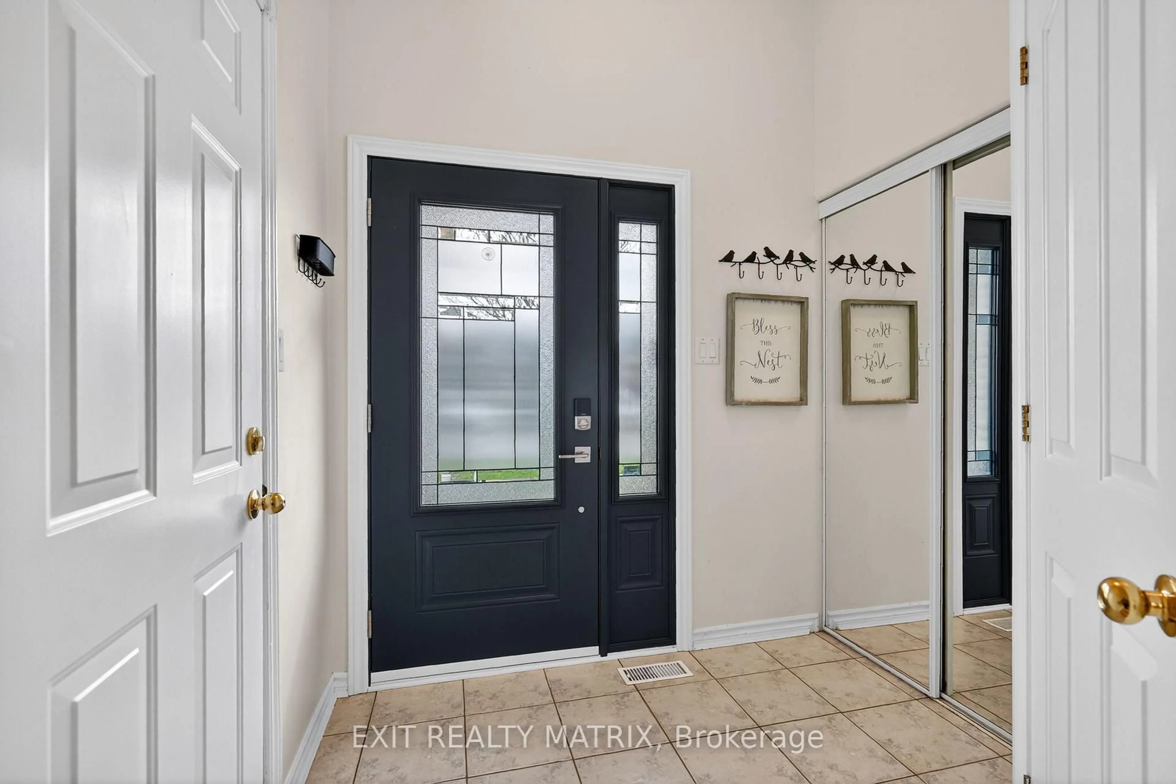 Indoor entryway for 292 Stiver St, Russell Ontario K4R 1G8