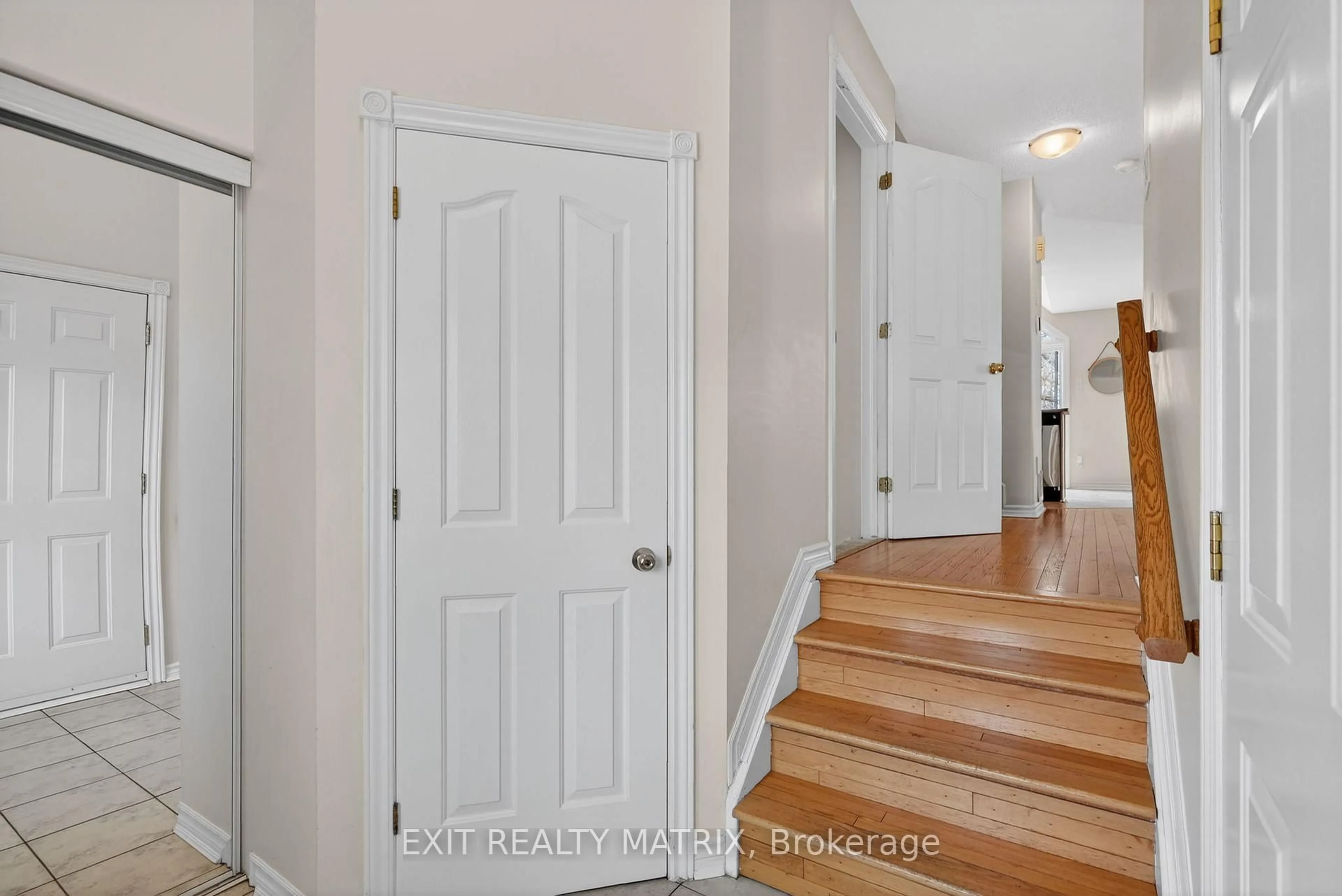 Indoor entryway for 292 Stiver St, Russell Ontario K4R 1G8