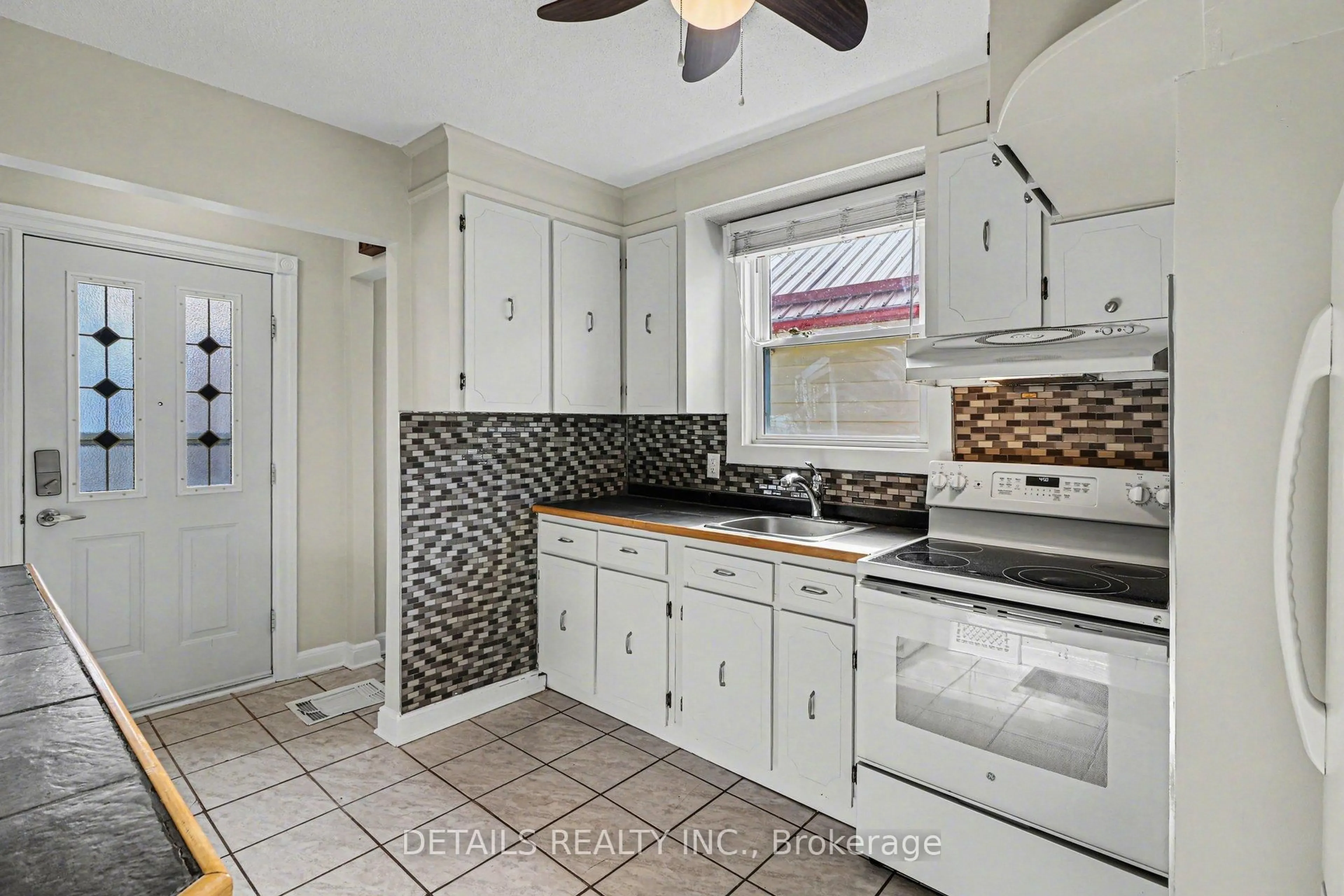 Standard kitchen, ceramic/tile floor for 189 Gladu St, Ottawa Ontario K1L 6N3