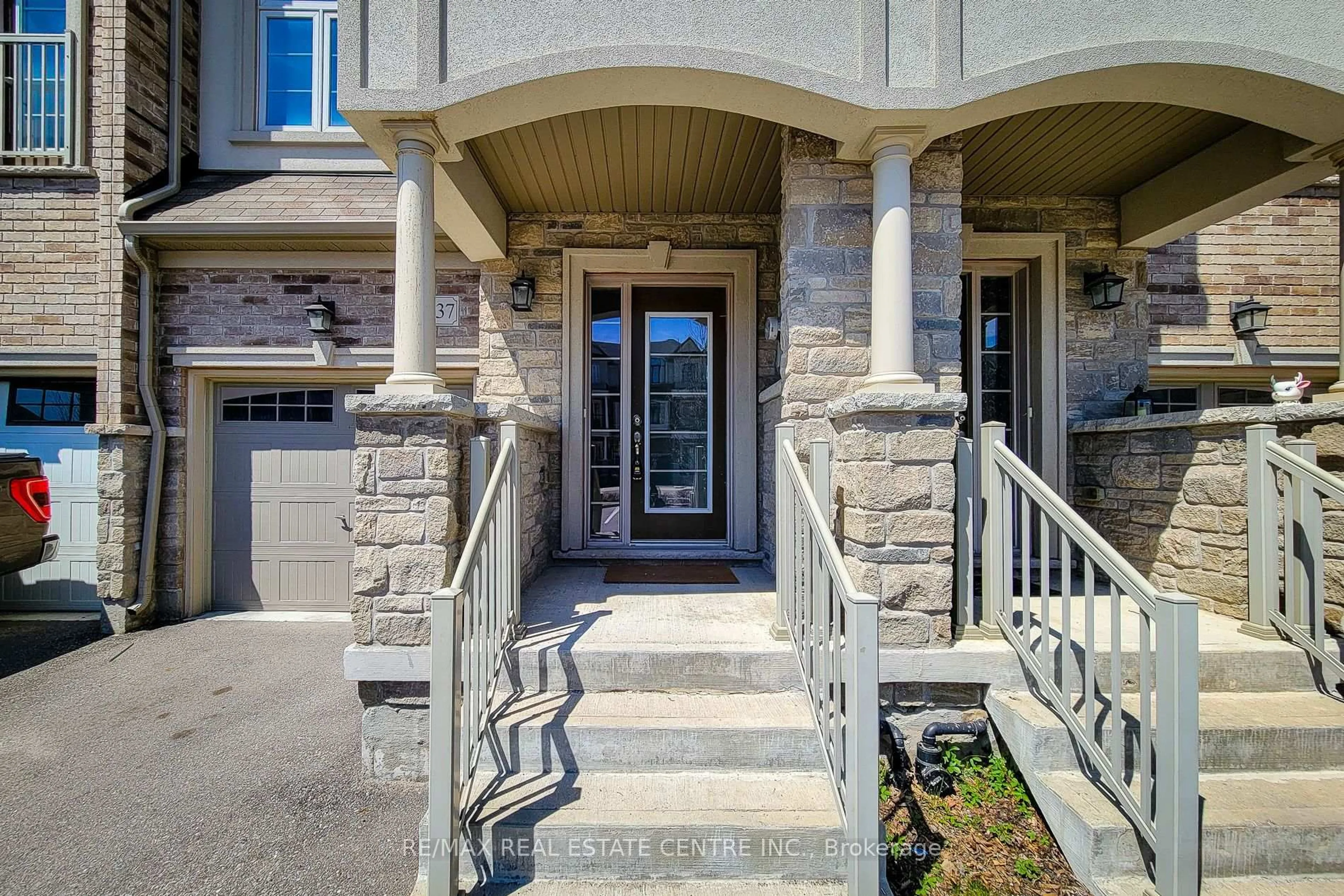 Indoor entryway for 137 Borers Creek Circ, Hamilton Ontario L8B 1W3