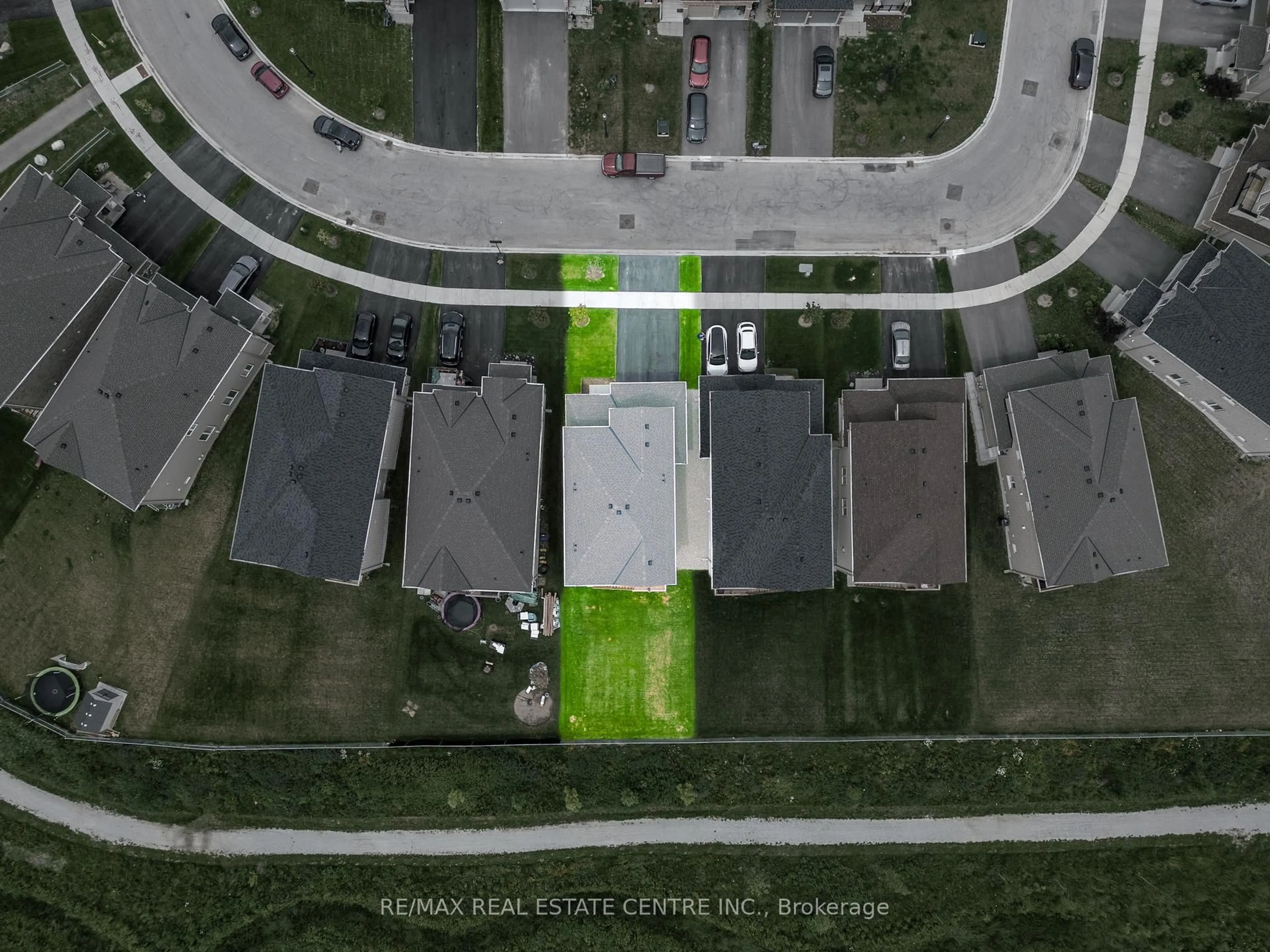 A pic from outside/outdoor area/front of a property/back of a property/a pic from drone, street for 749 Gilmour Cres, Shelburne Ontario L9V 3X2