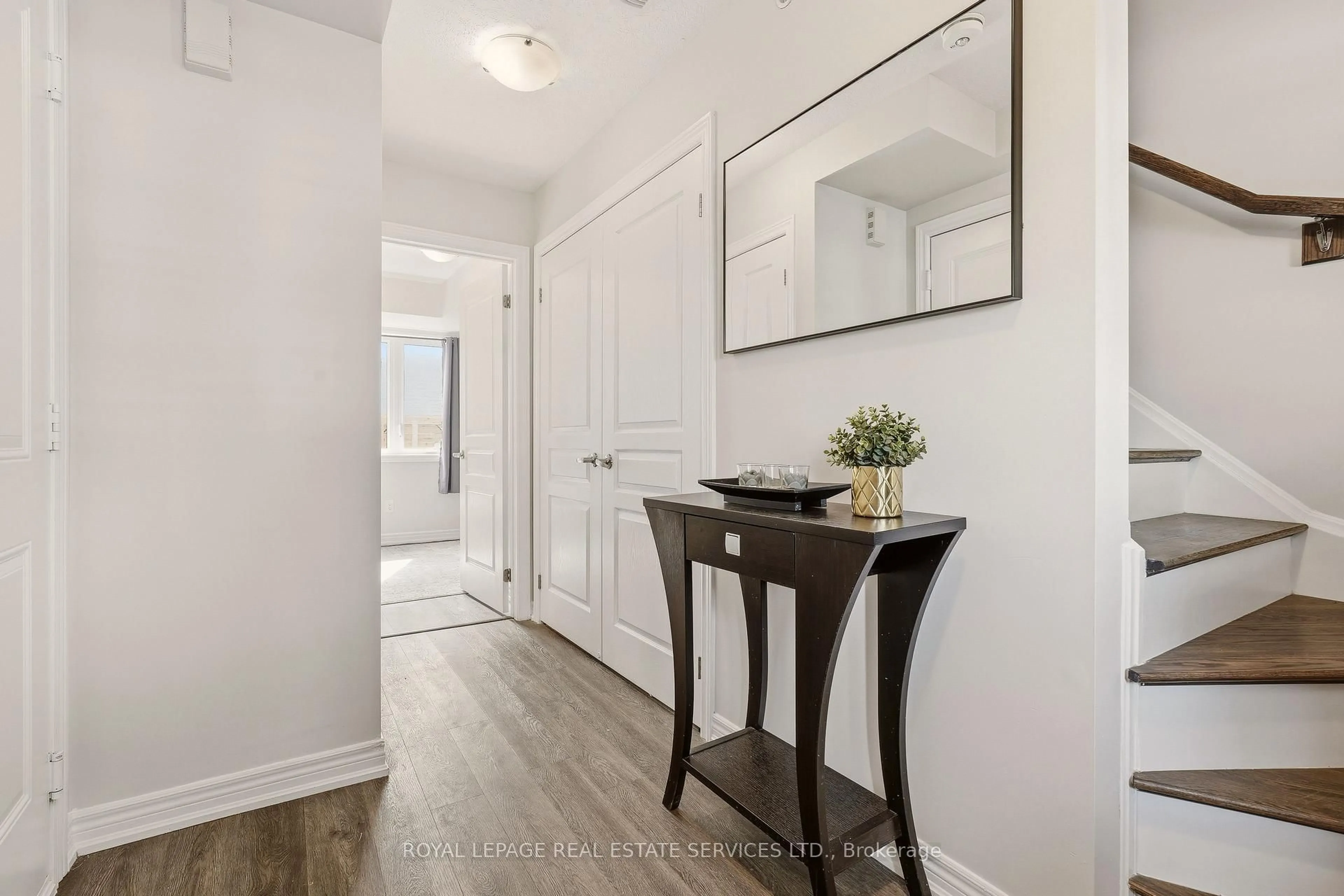 Indoor entryway for 50 Scarlett Common #7, St. Catharines Ontario L2P 0C4