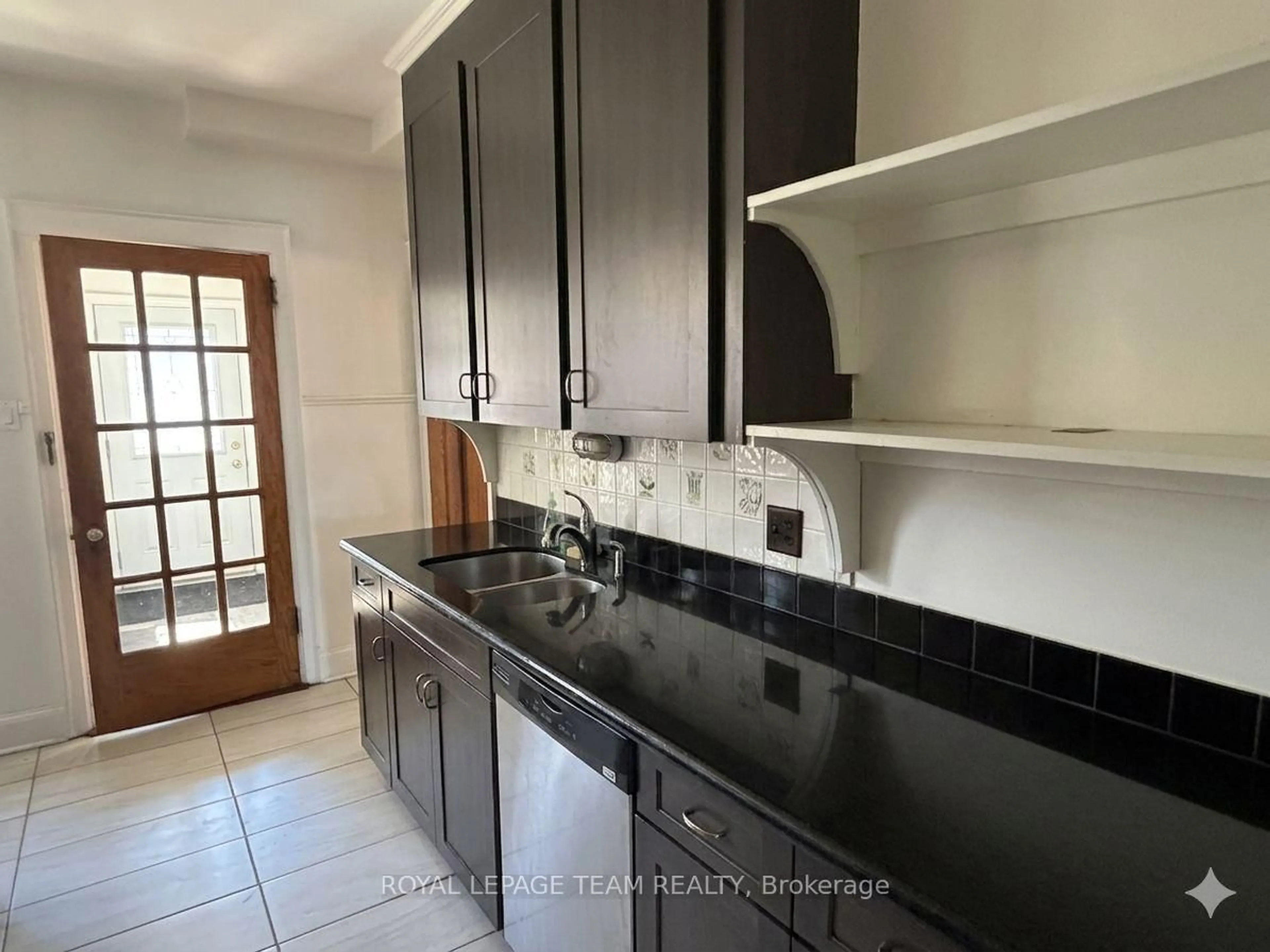 Standard kitchen, unknown for 444 Parkdale Ave, Ottawa Ontario K1Y 1H1