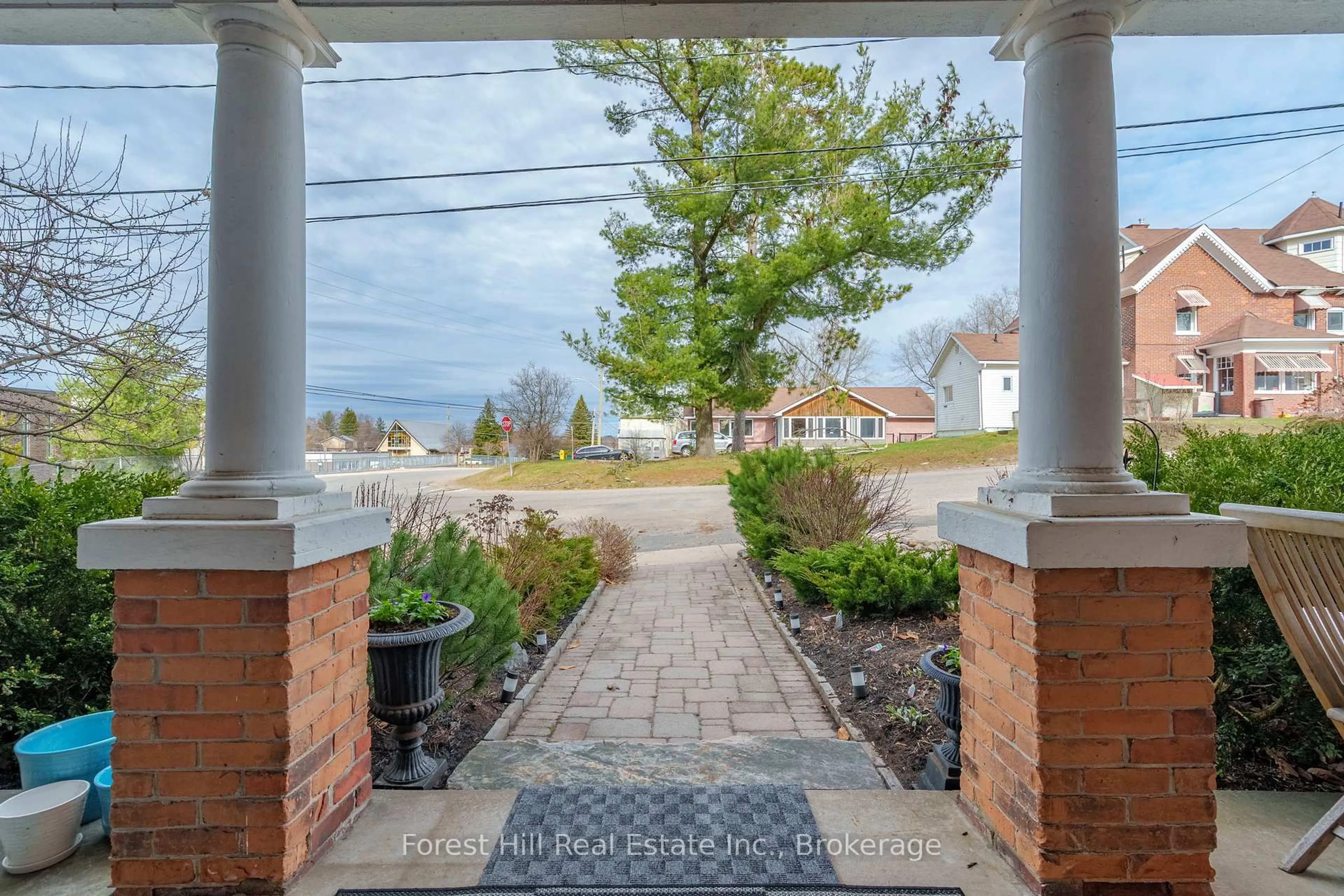 Patio, street for 5 Lorne St, Huntsville Ontario P1H 2G1