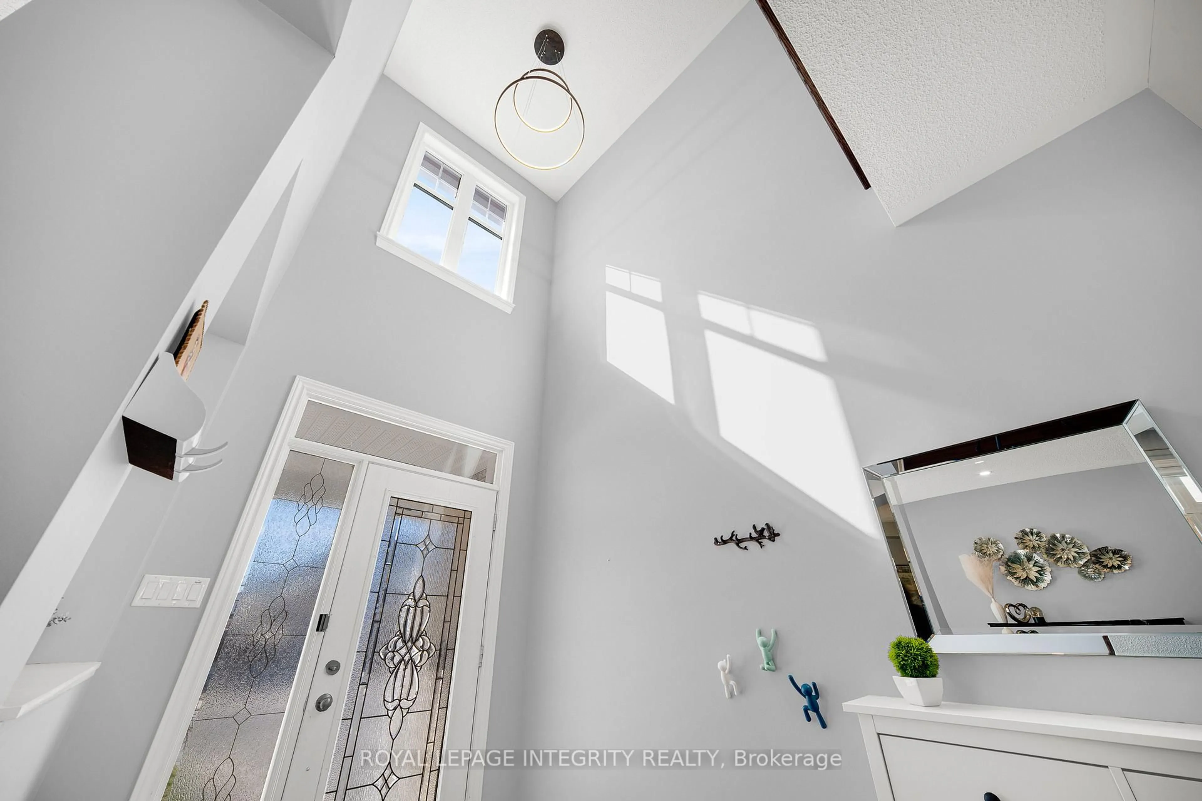 Indoor entryway for 568 Egret Way, Ottawa Ontario K2C 3H2