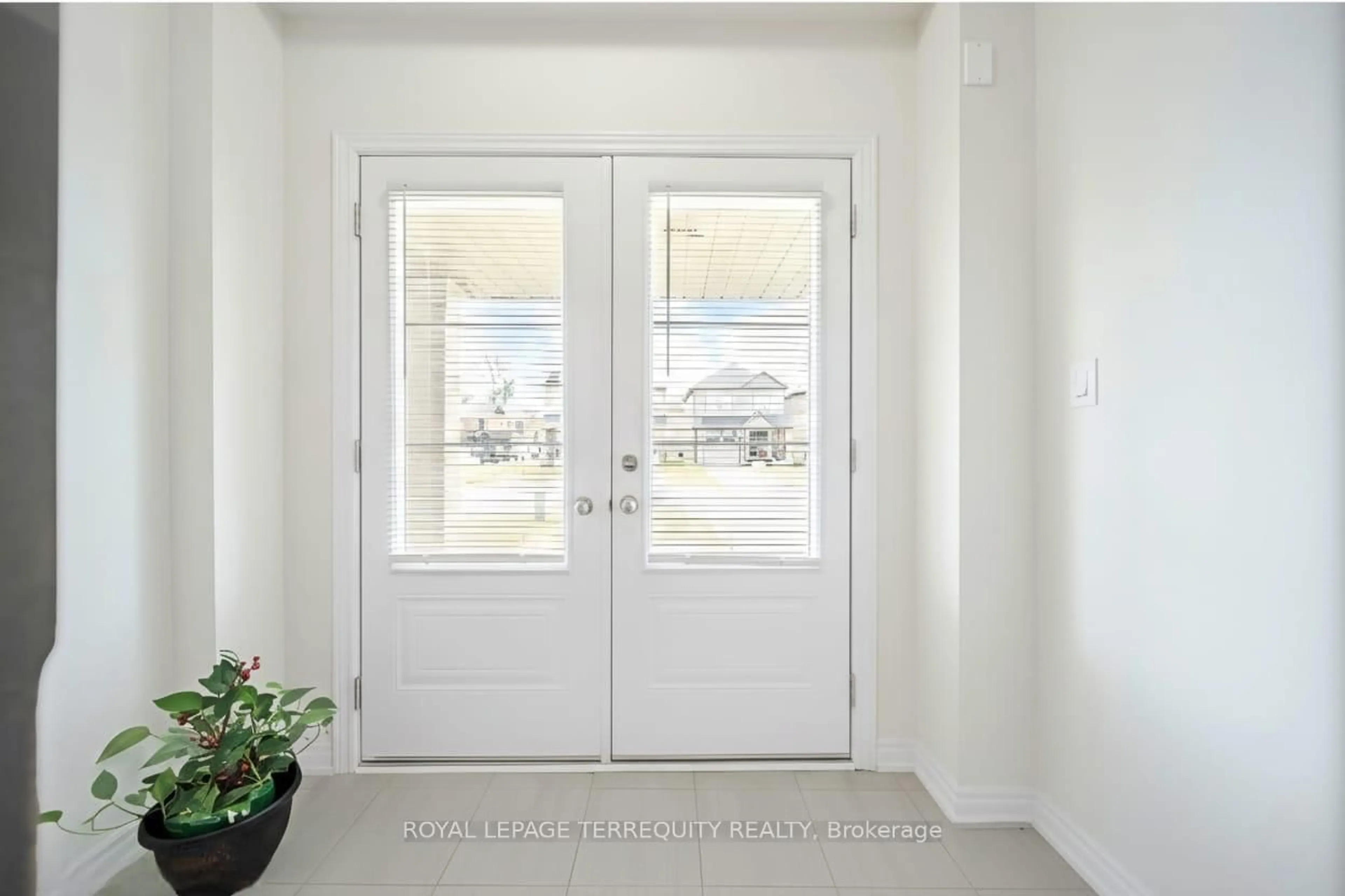 Indoor entryway for 44 Cottonwood Cres, Welland Ontario L3B 0J4