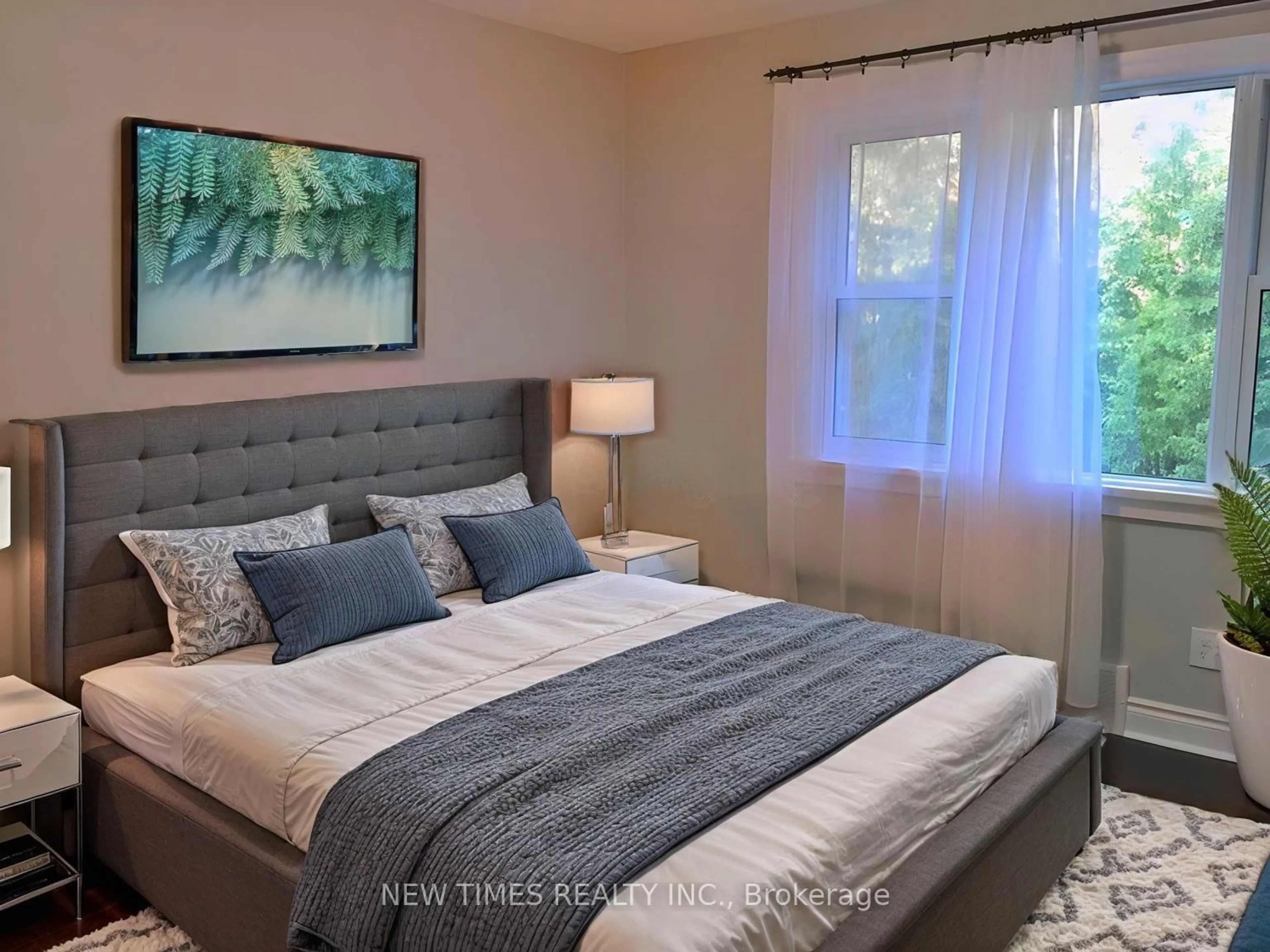 Bedroom with bed, unknown for 190 GLENDALE Ave, St. Catharines Ontario L2T 2K5