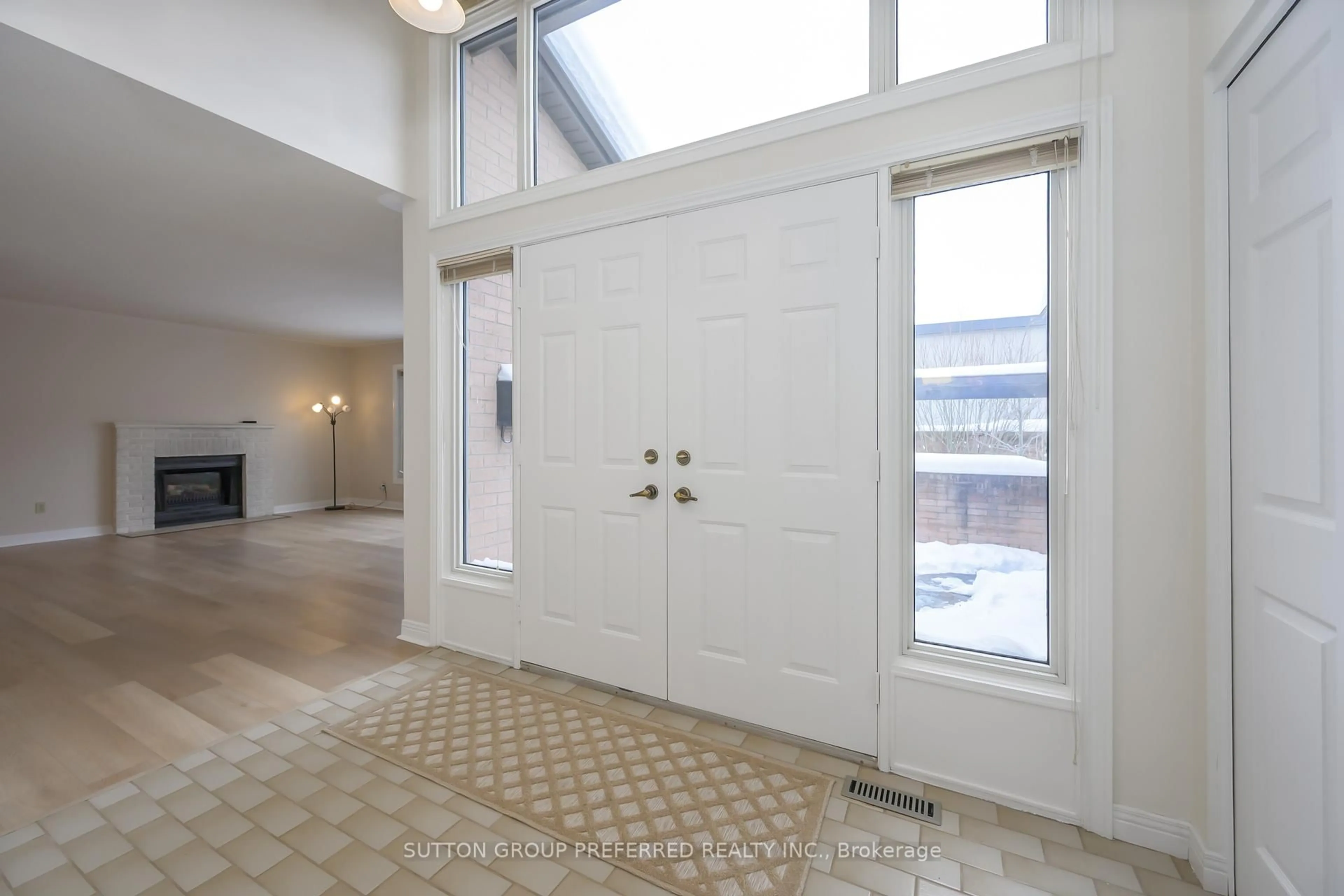 Indoor entryway for 50 Fiddlers Green Rd #51, London North Ontario N6H 4T4