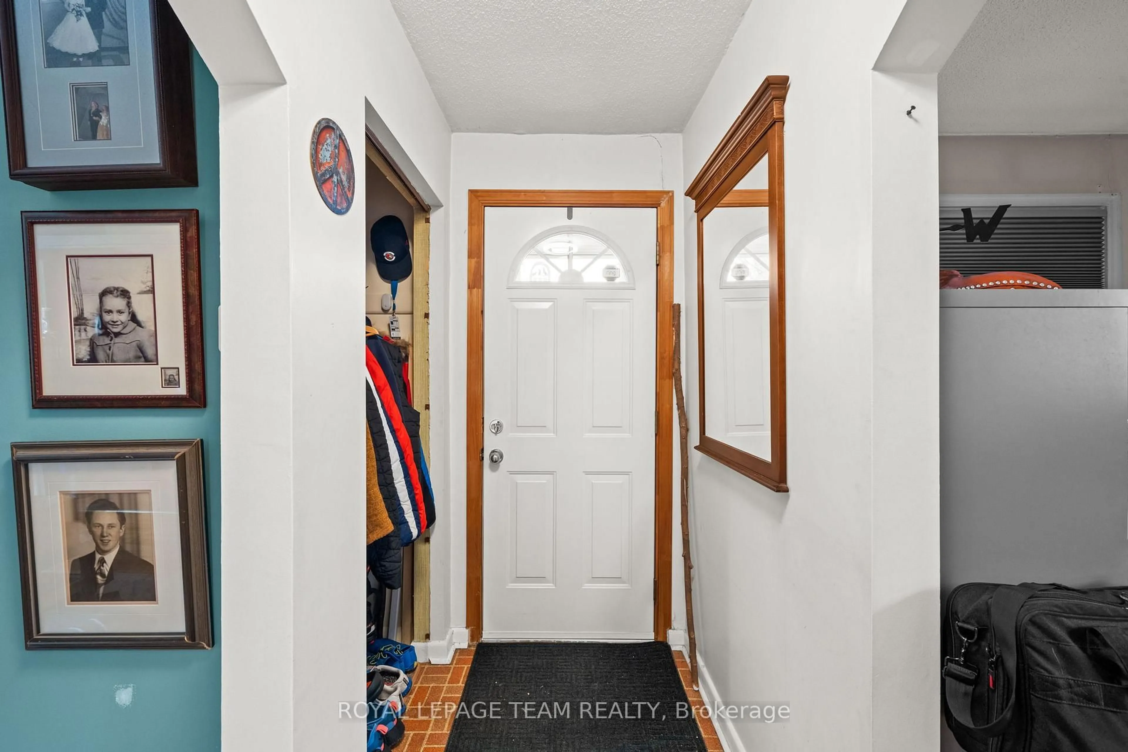Indoor entryway for 26 Starwood Rd, Ottawa Ontario K2G 1Y8