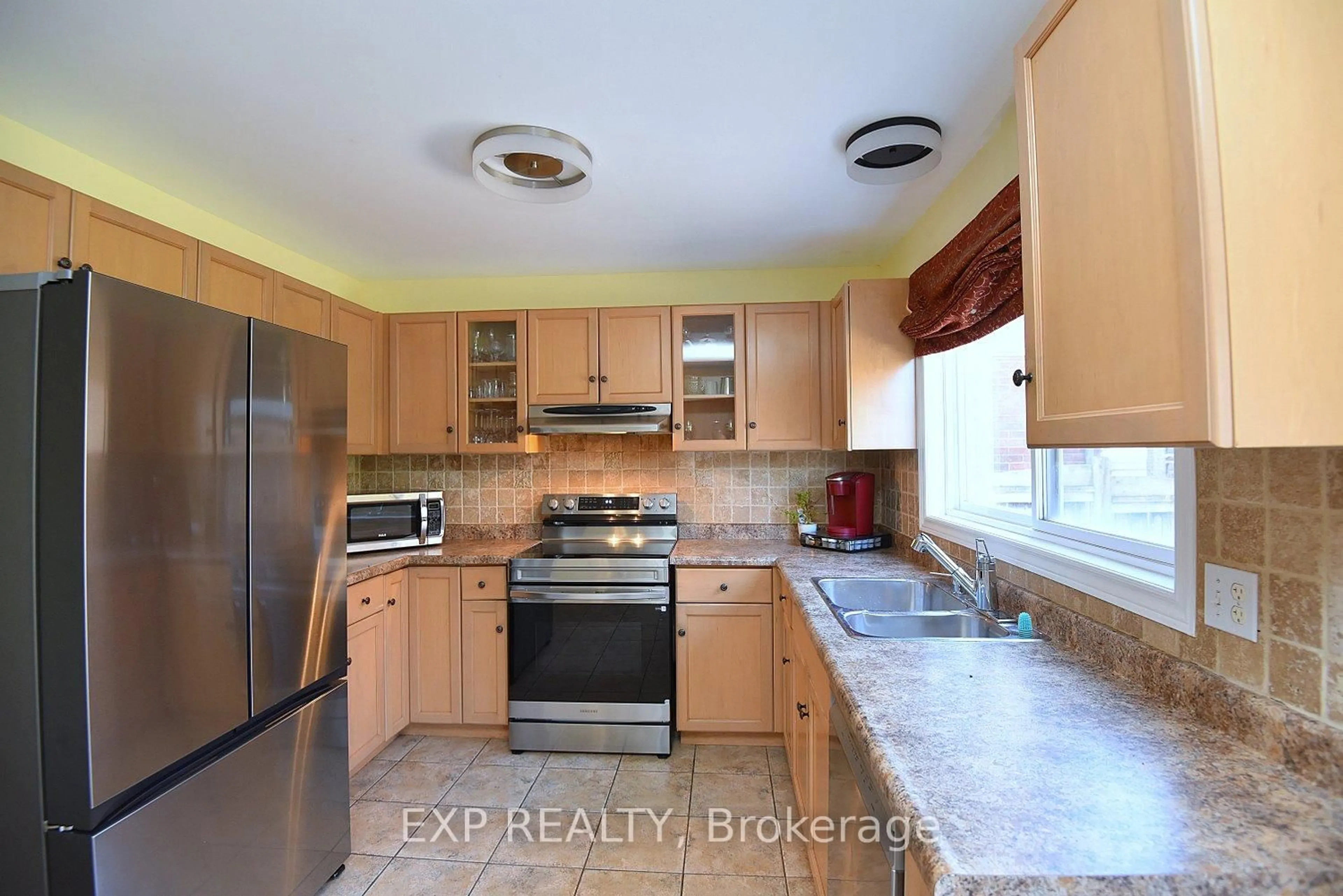Standard kitchen, ceramic/tile floor for 72 Etherington Cres, Hamilton Ontario L0R 1C0
