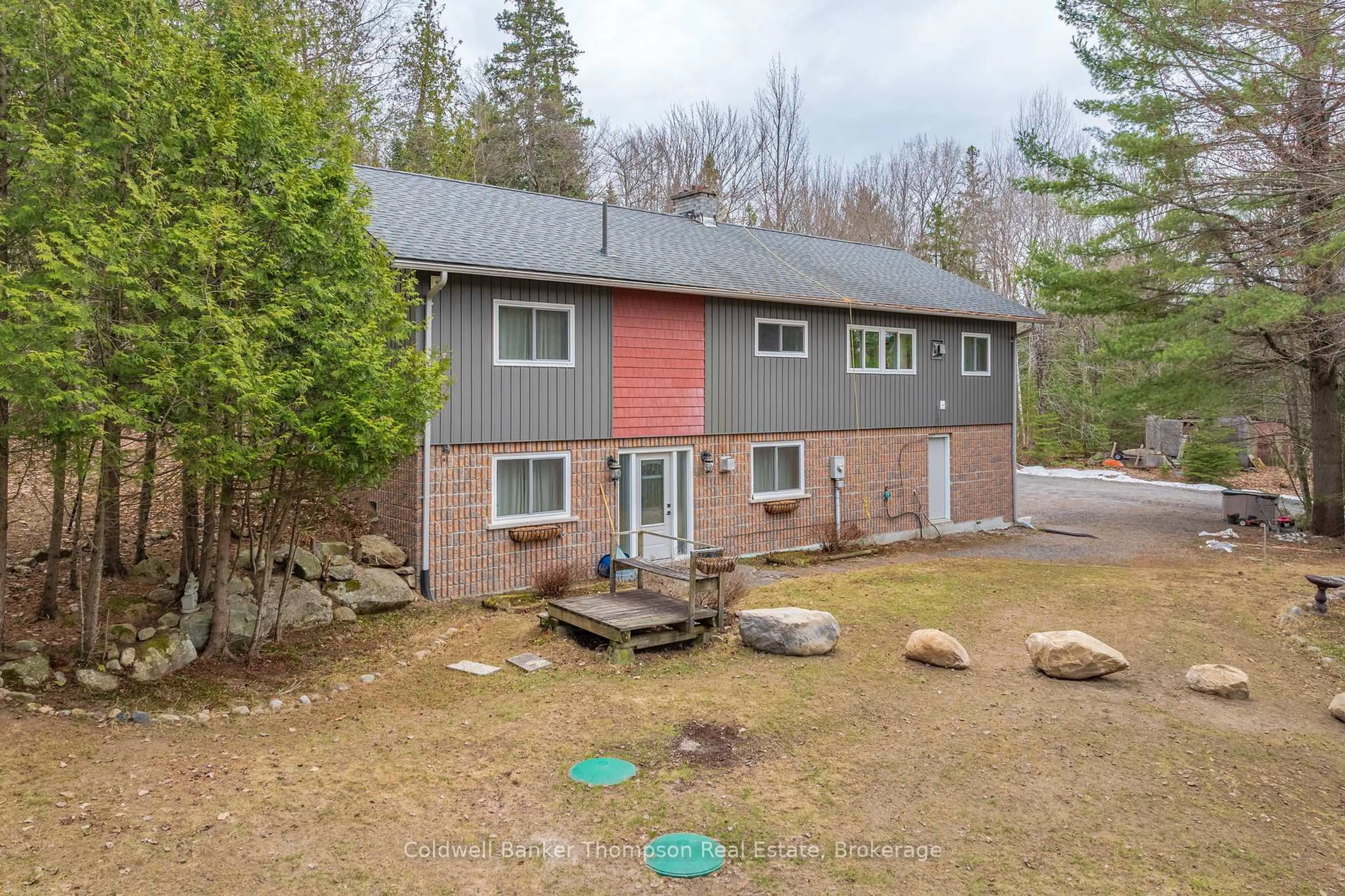 A pic from outside/outdoor area/front of a property/back of a property/a pic from drone, unknown for 1039 South Waseosa Lake Rd, Huntsville Ontario P1H 2N5