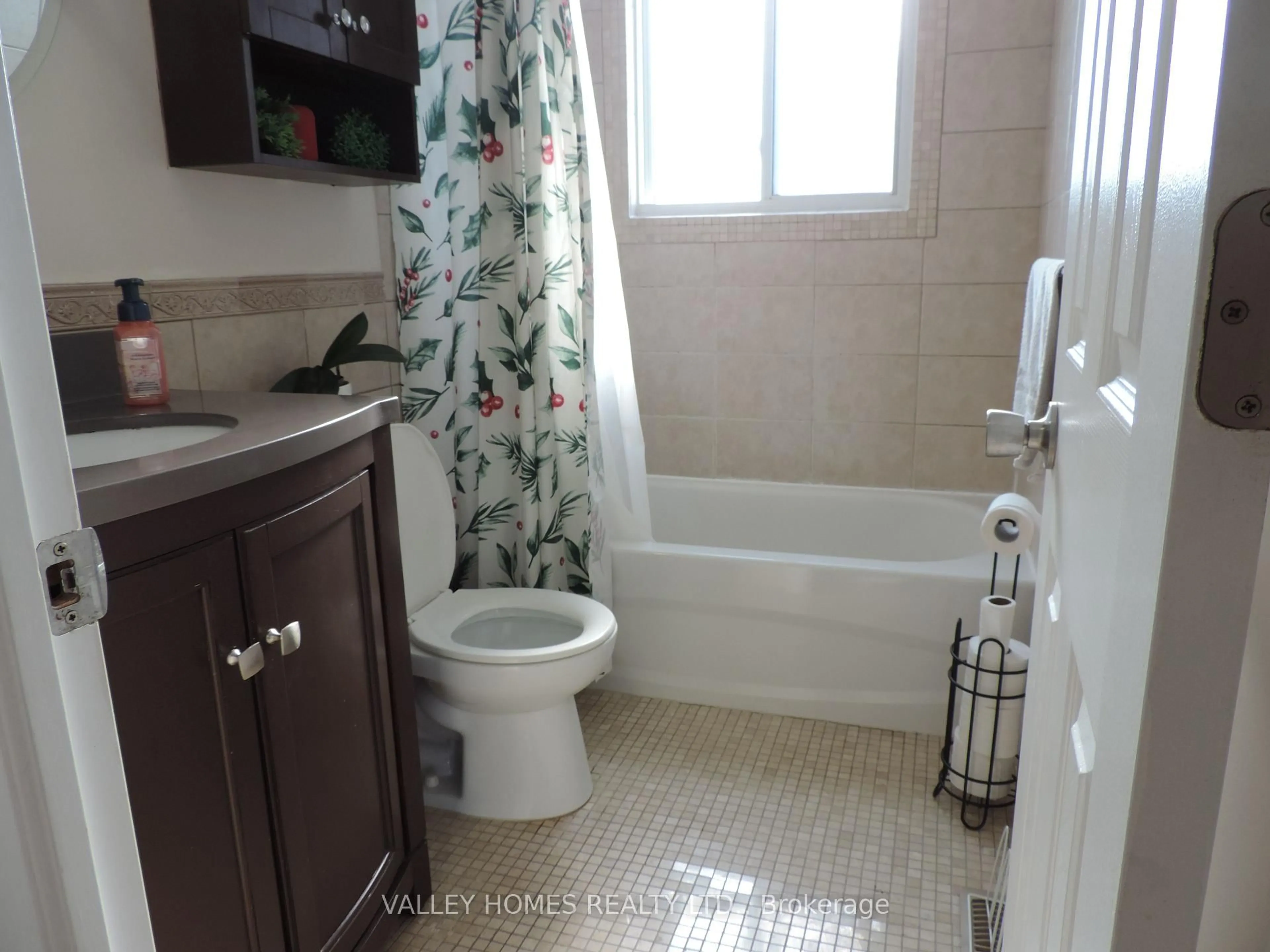 Standard bathroom, ceramic/tile floor for 416 Pattie Dr, Carleton Place Ontario K7C 2G3