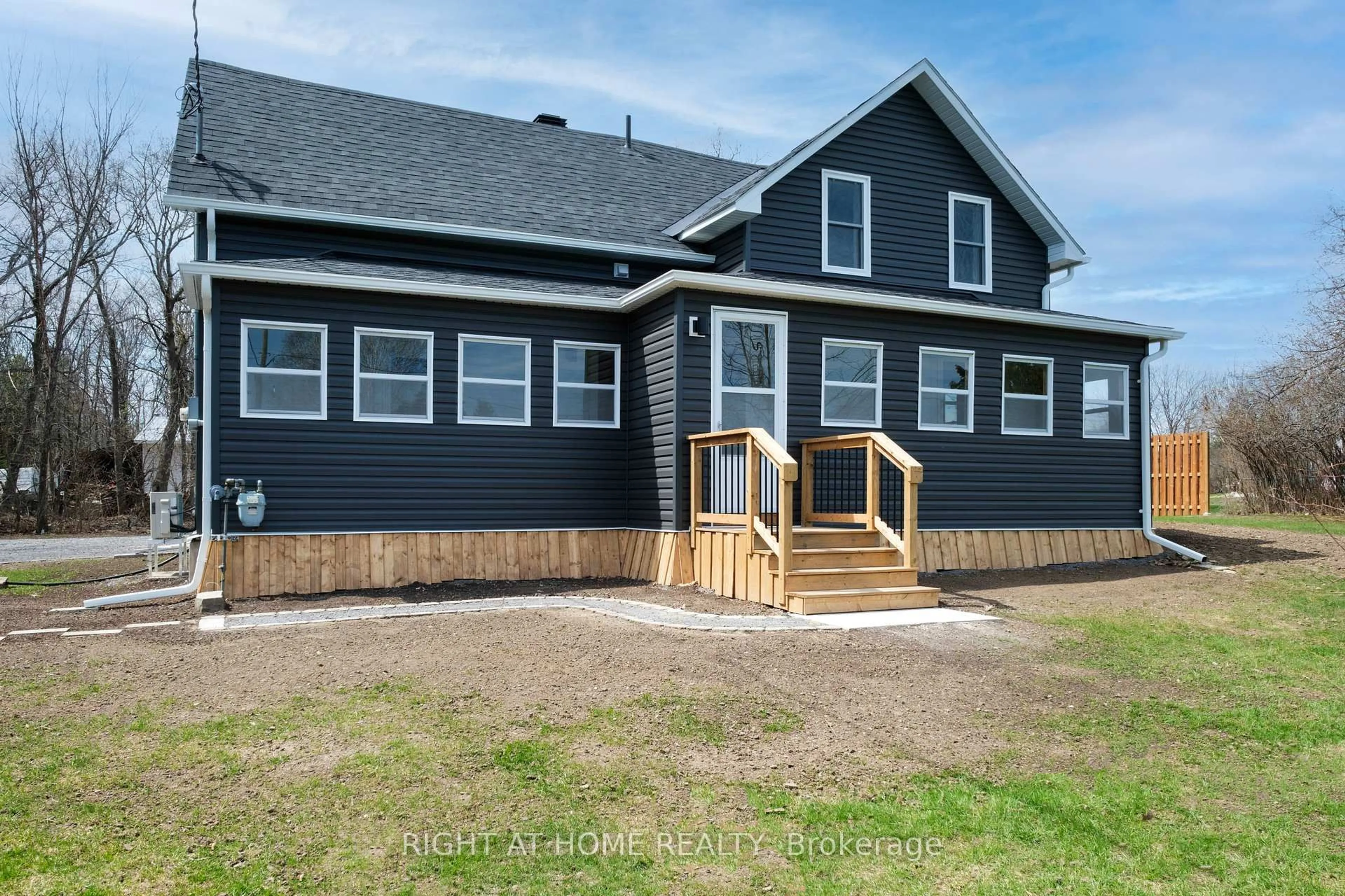 Home with vinyl exterior material, building for 145 Sarah St, Braeside Ontario K0A 1G0