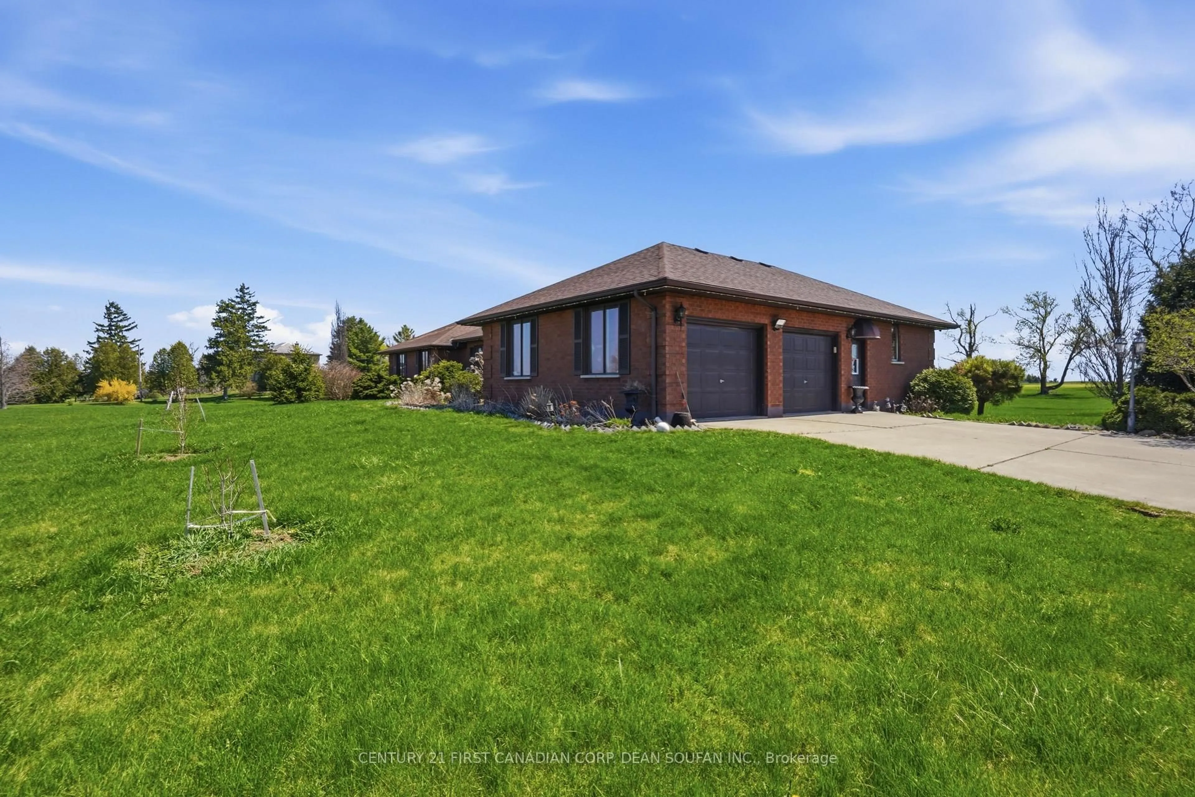 A pic from outside/outdoor area/front of a property/back of a property/a pic from drone, unknown for 2313 Westminster Dr, London South Ontario N6N 1L7