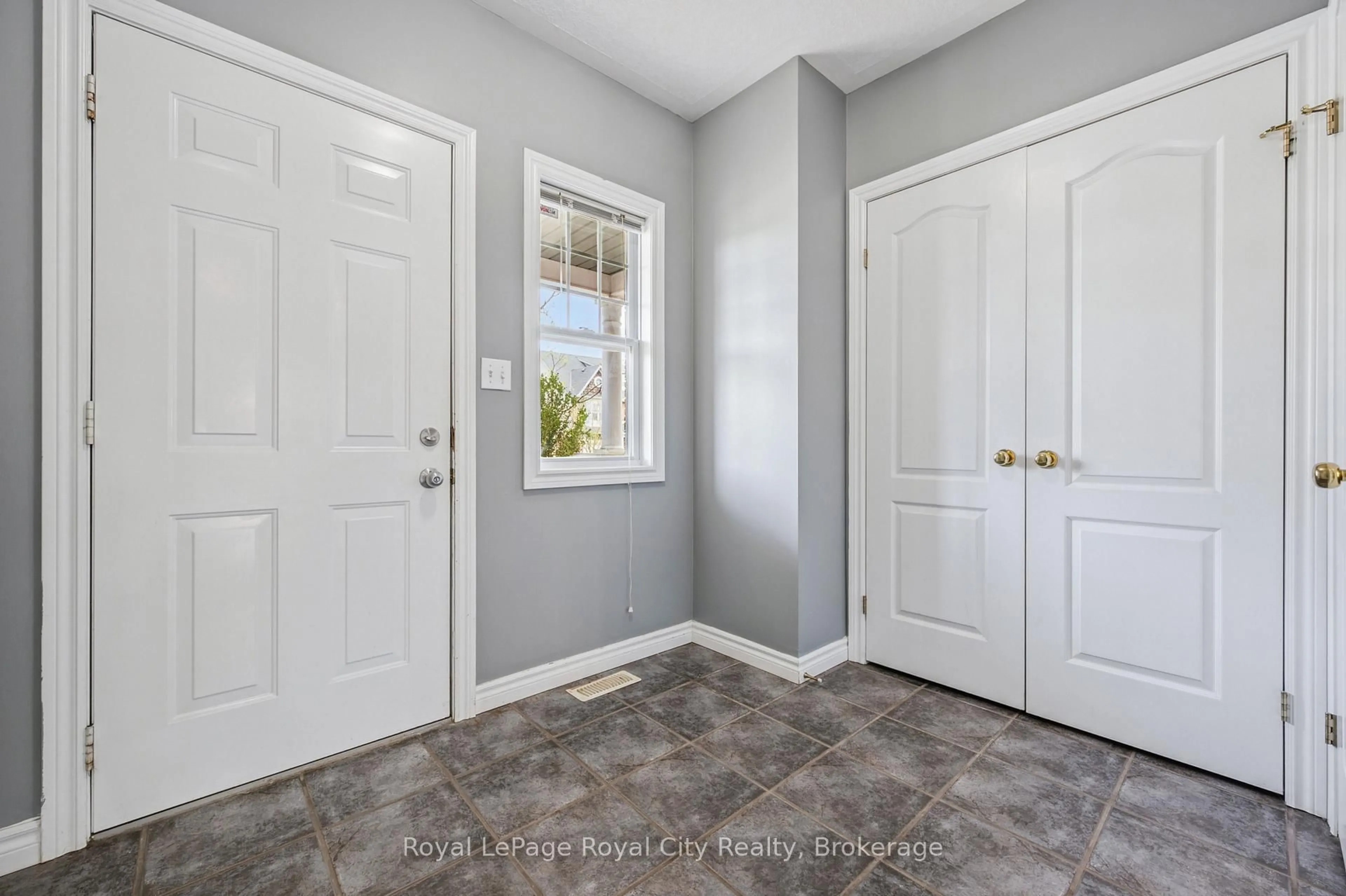 Indoor entryway for 30 Darnell Rd, Guelph Ontario N1G 5K3