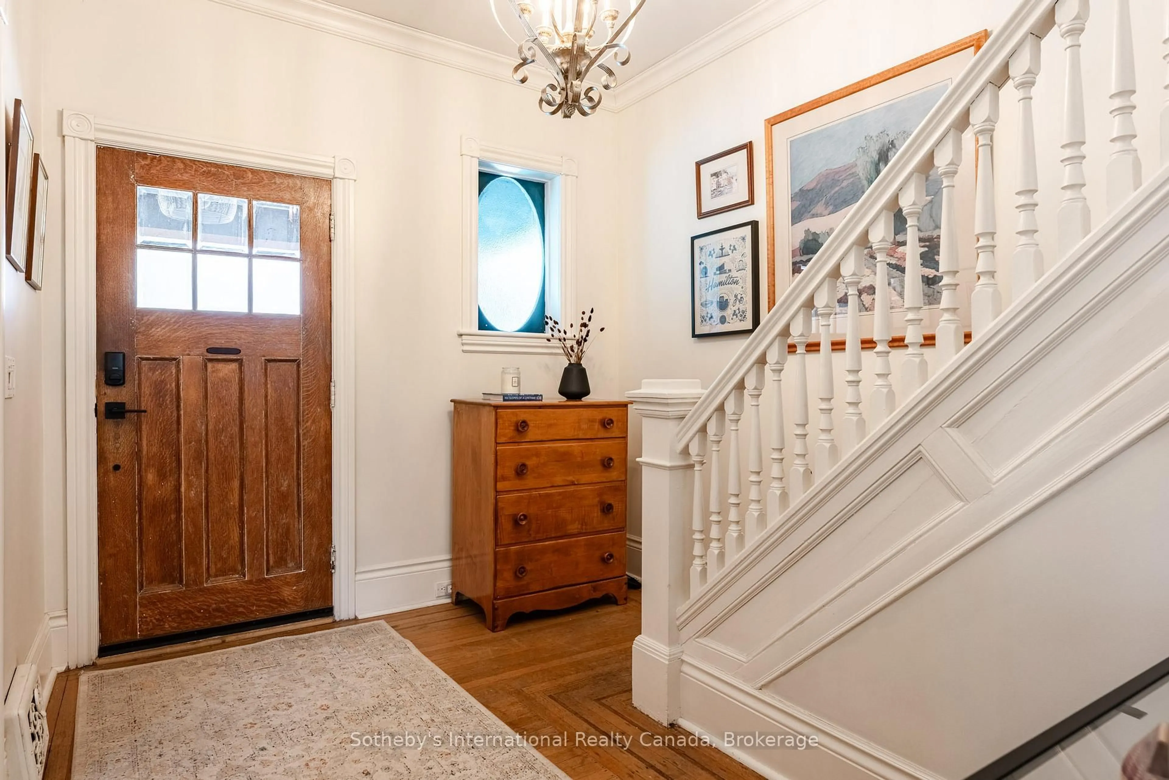 Indoor entryway for 173 Markland St, Hamilton Ontario L8P 2K6