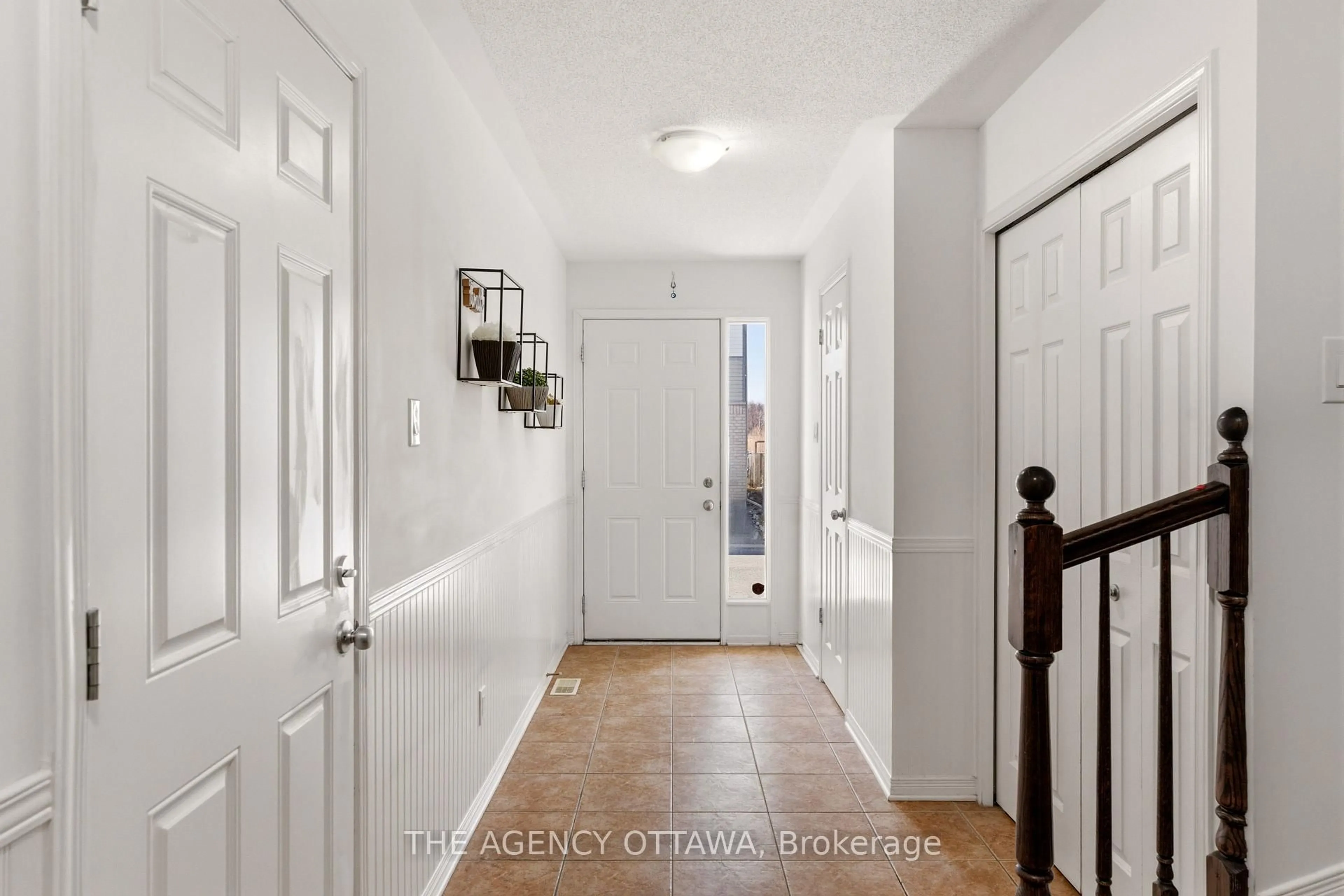 Indoor entryway for 107 Caithness Private, Orleans Ontario K1W 0G4